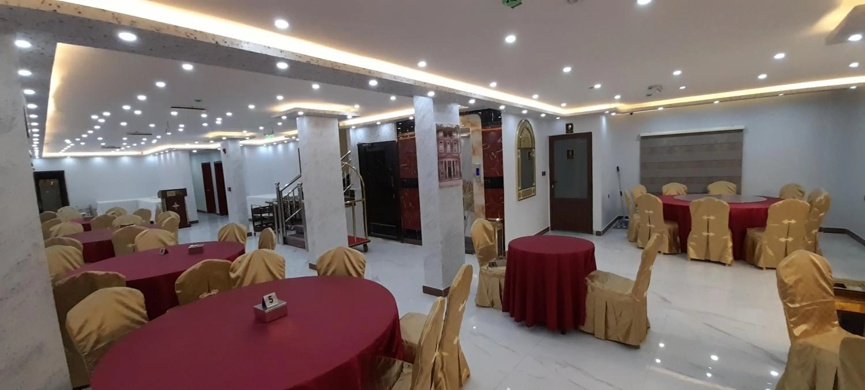 Restaurant/places to eat in Venus Hotel