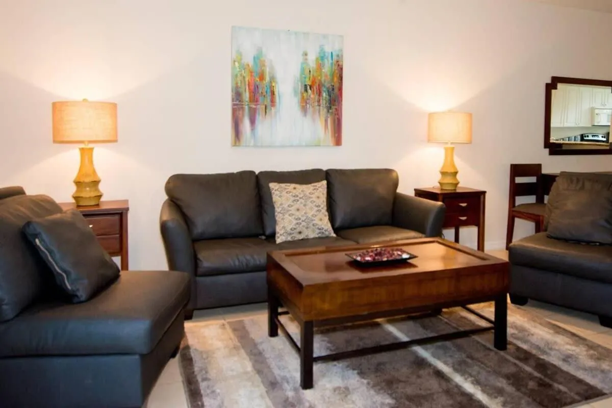 Colorful 3-BD Unit Opening on Pool