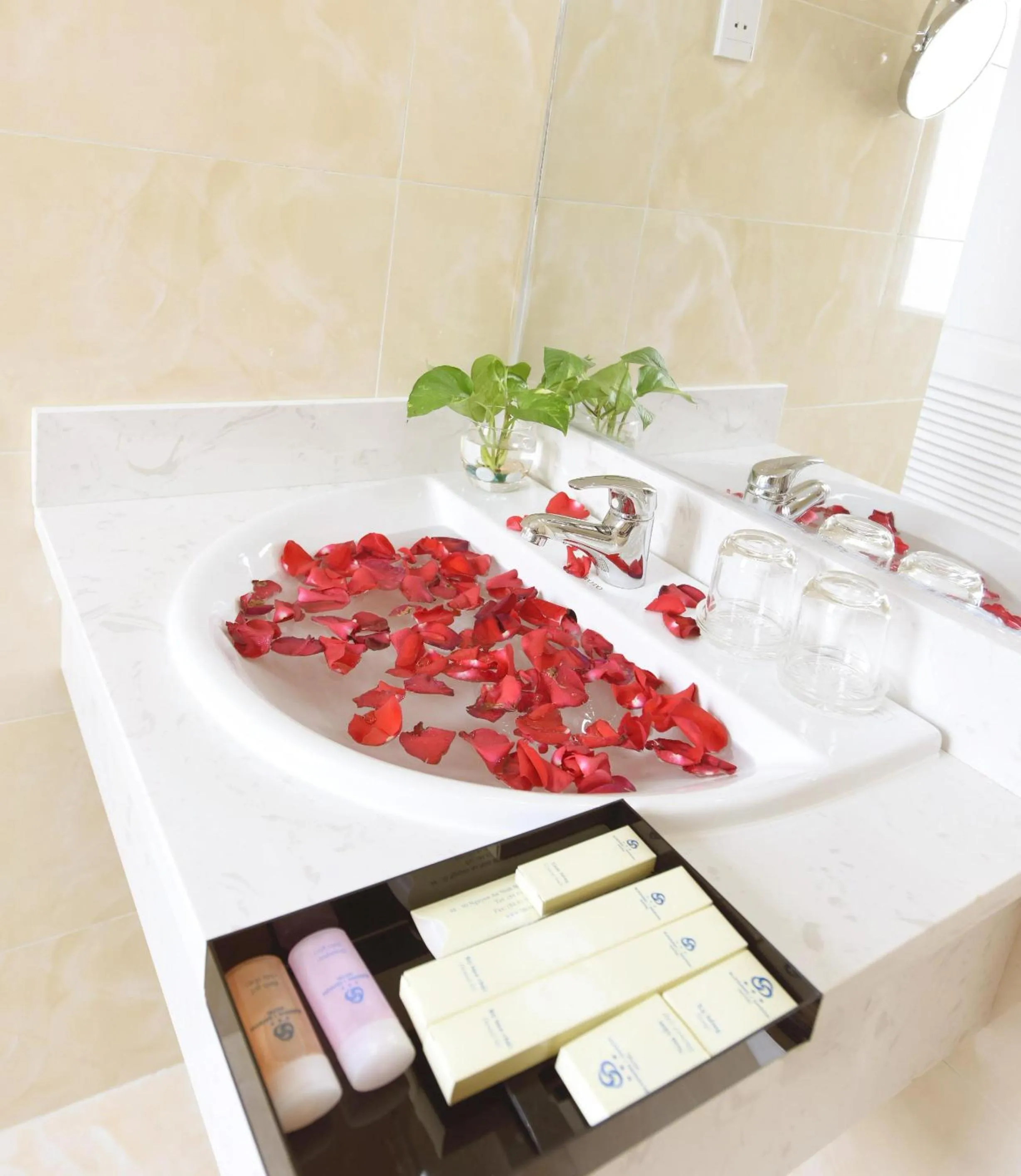 Bath in Ruby Saigon Hotel - Ben Thanh