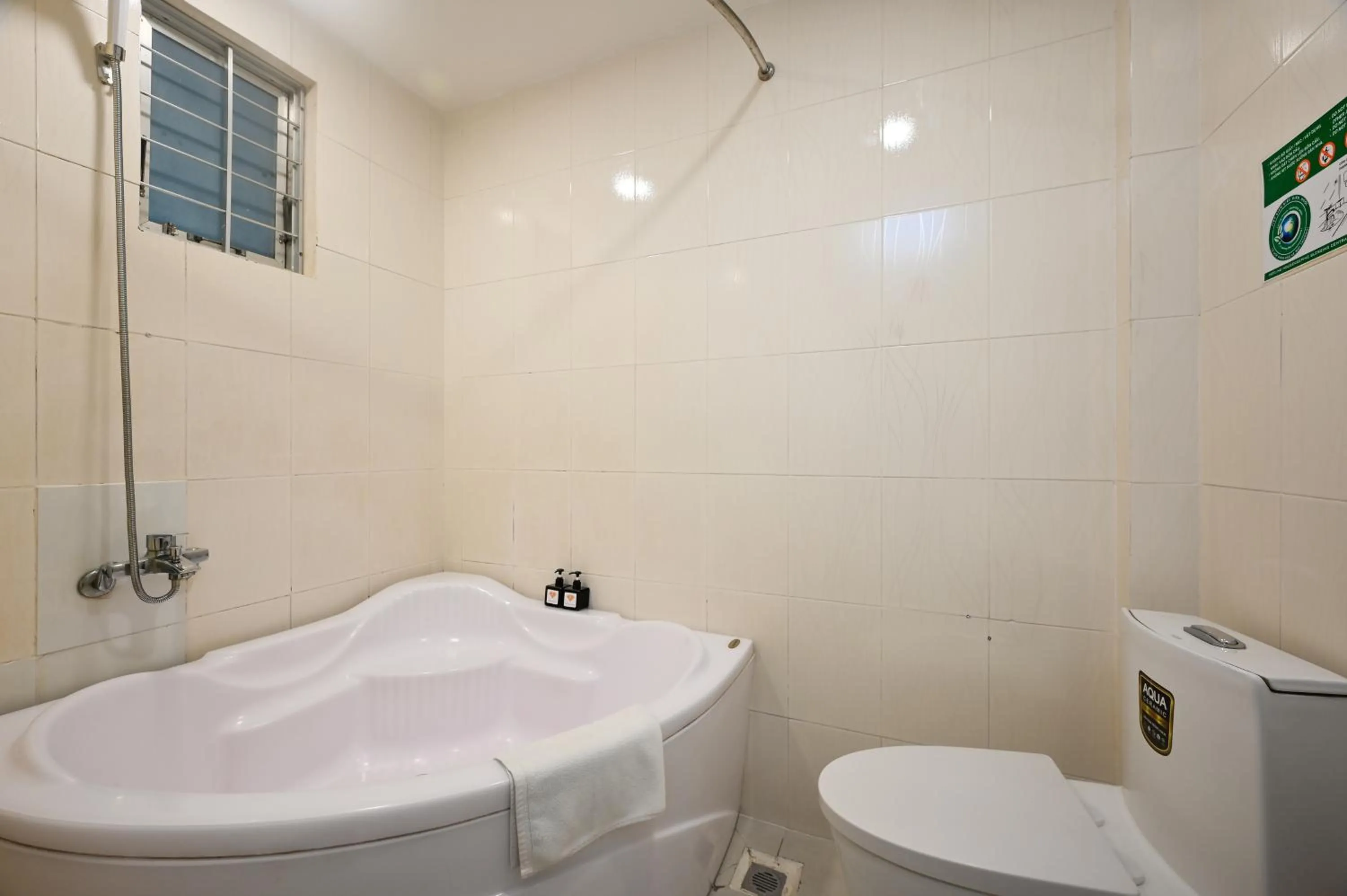 Bath in Ruby Saigon Hotel - Ben Thanh