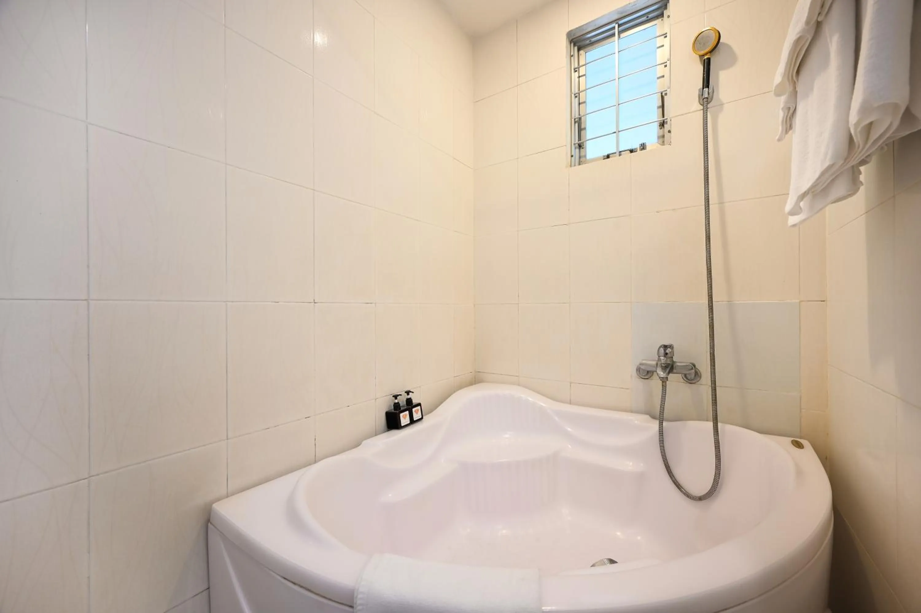 Bath in Ruby Saigon Hotel - Ben Thanh