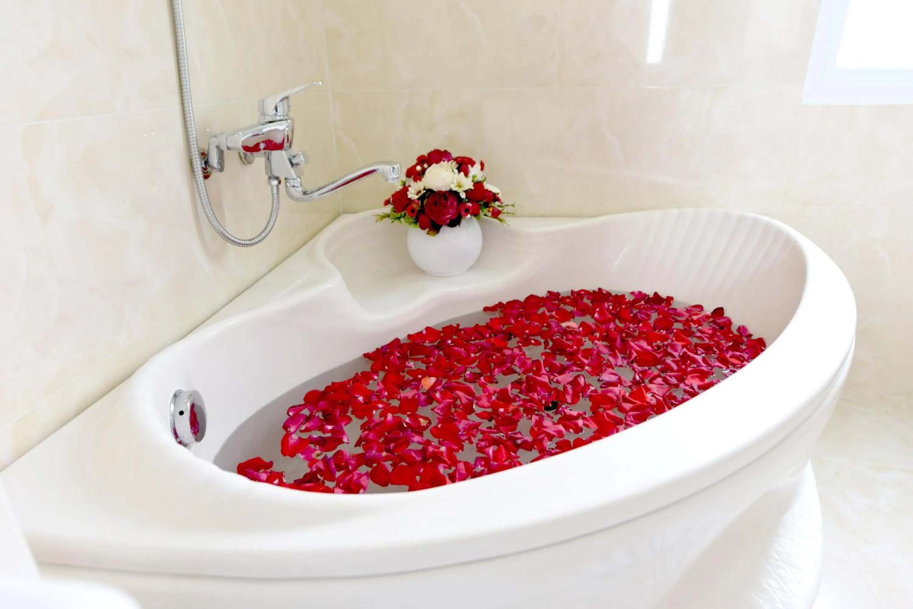 Bath in Ruby Saigon Hotel - Ben Thanh