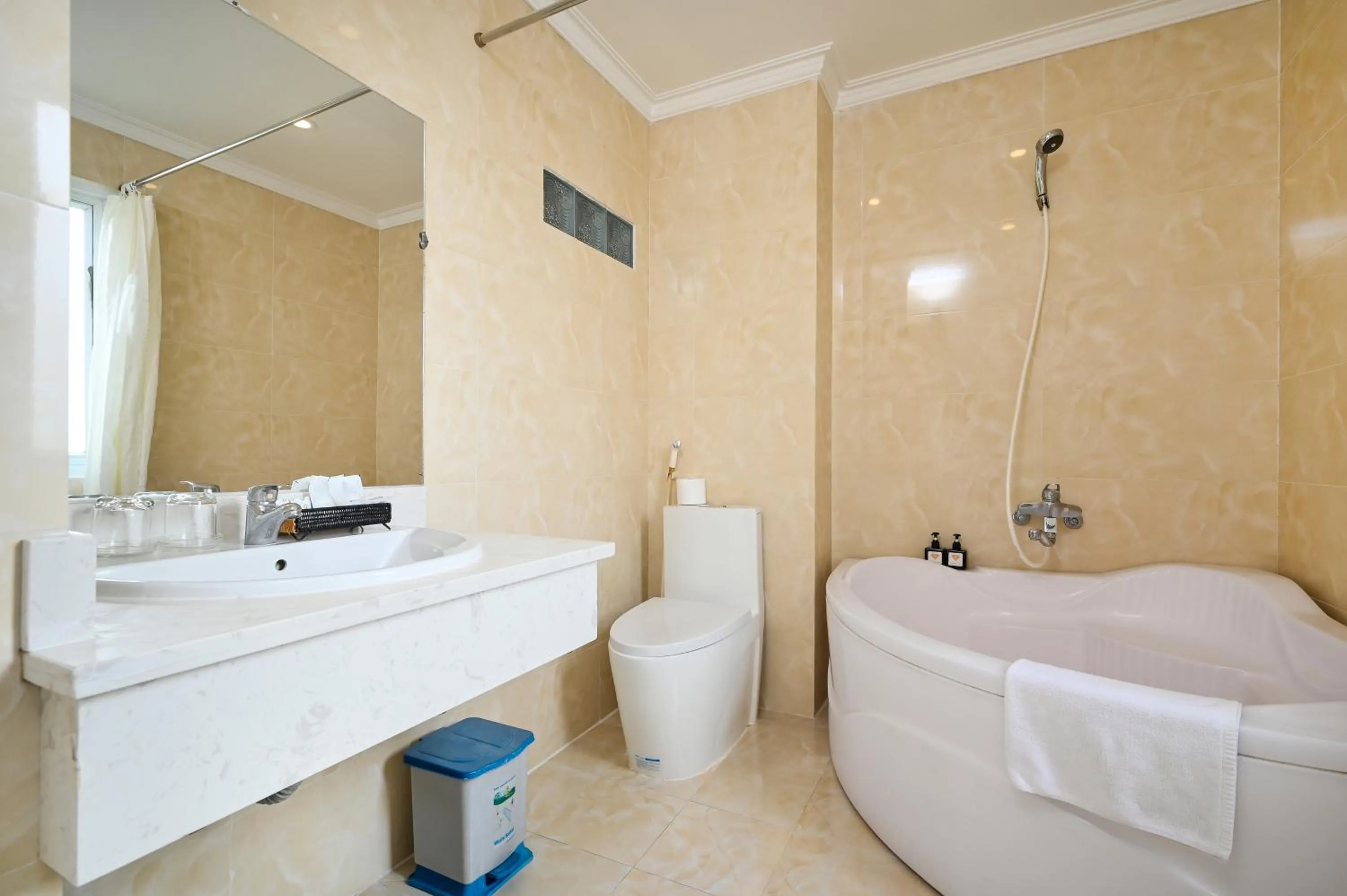 Bath in Ruby Saigon Hotel - Ben Thanh