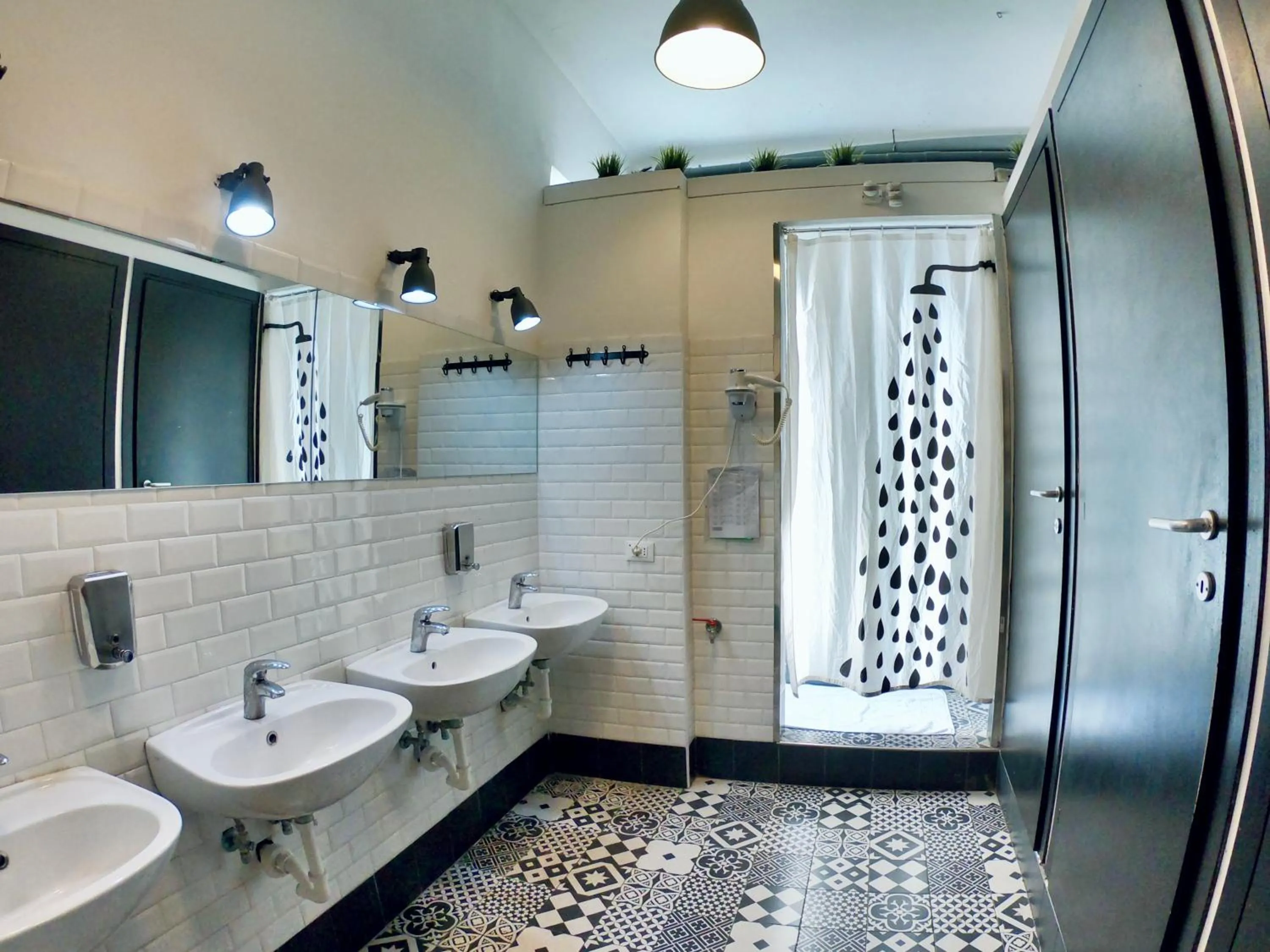 Shower in QUO Milano