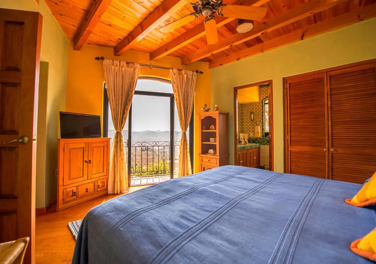 Bed in Casa Estrella de la Valenciana Hotel Boutique