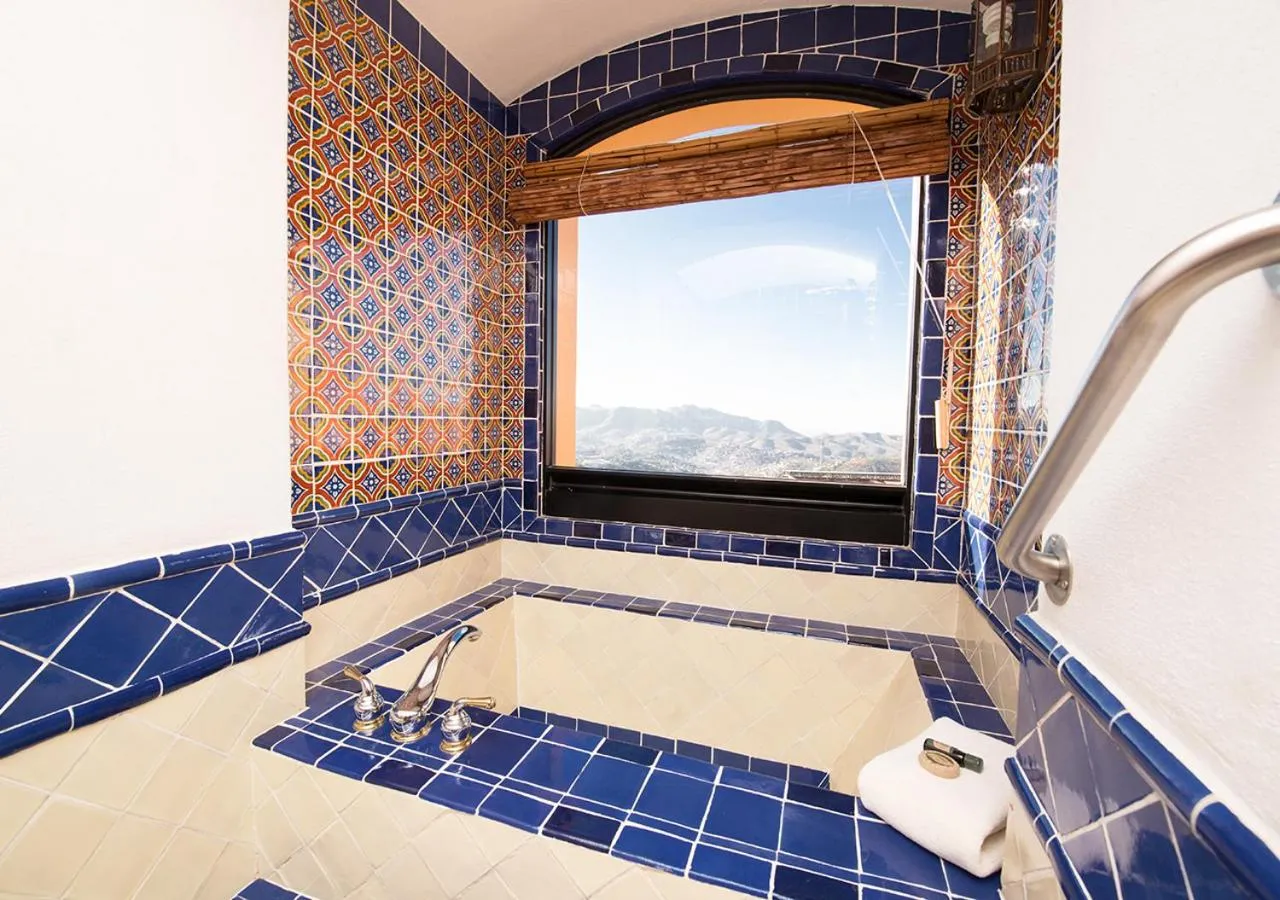Shower, Bed in Casa Estrella de la Valenciana Hotel Boutique
