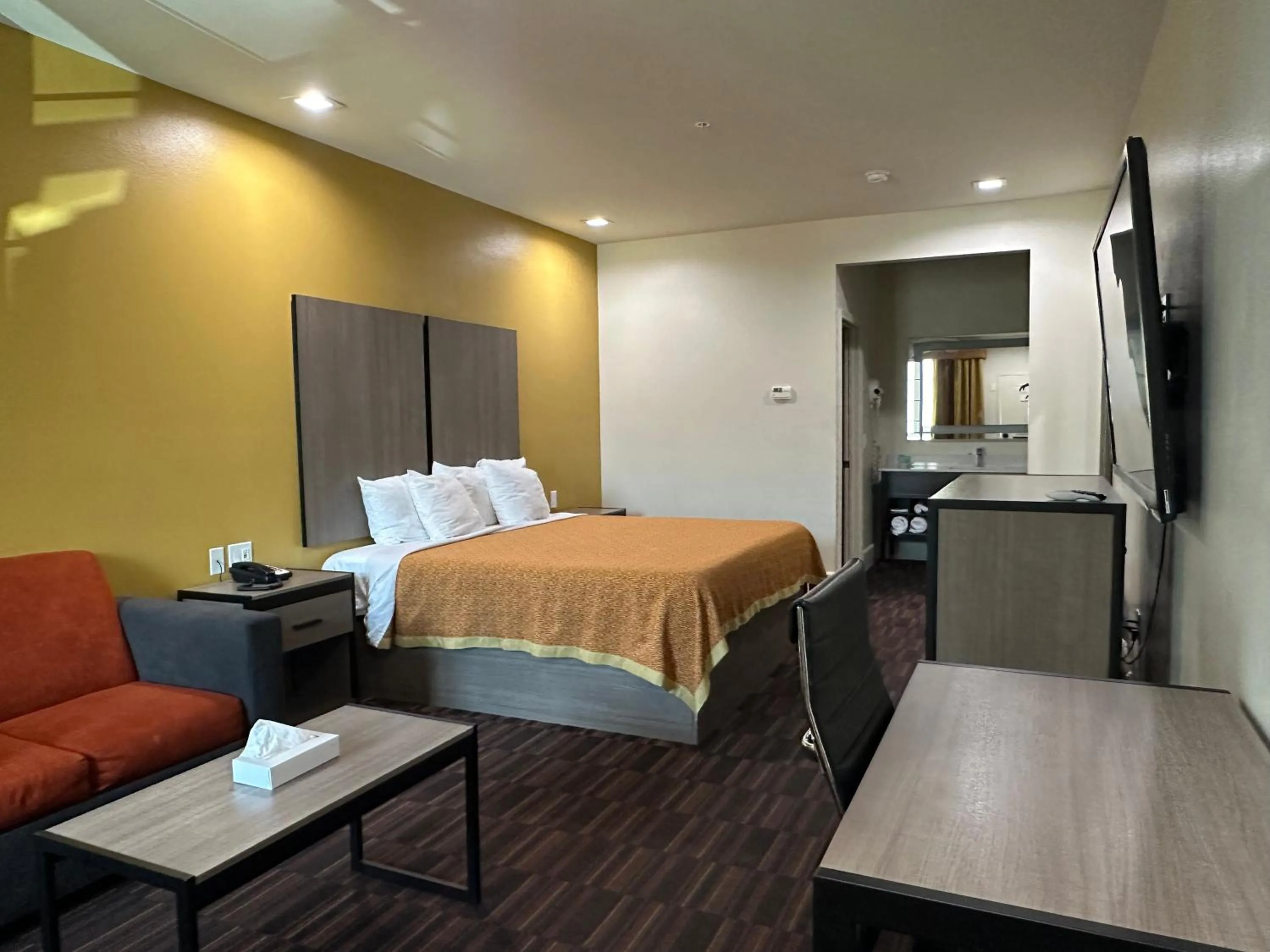 Bed in Scottish Inn and Suites