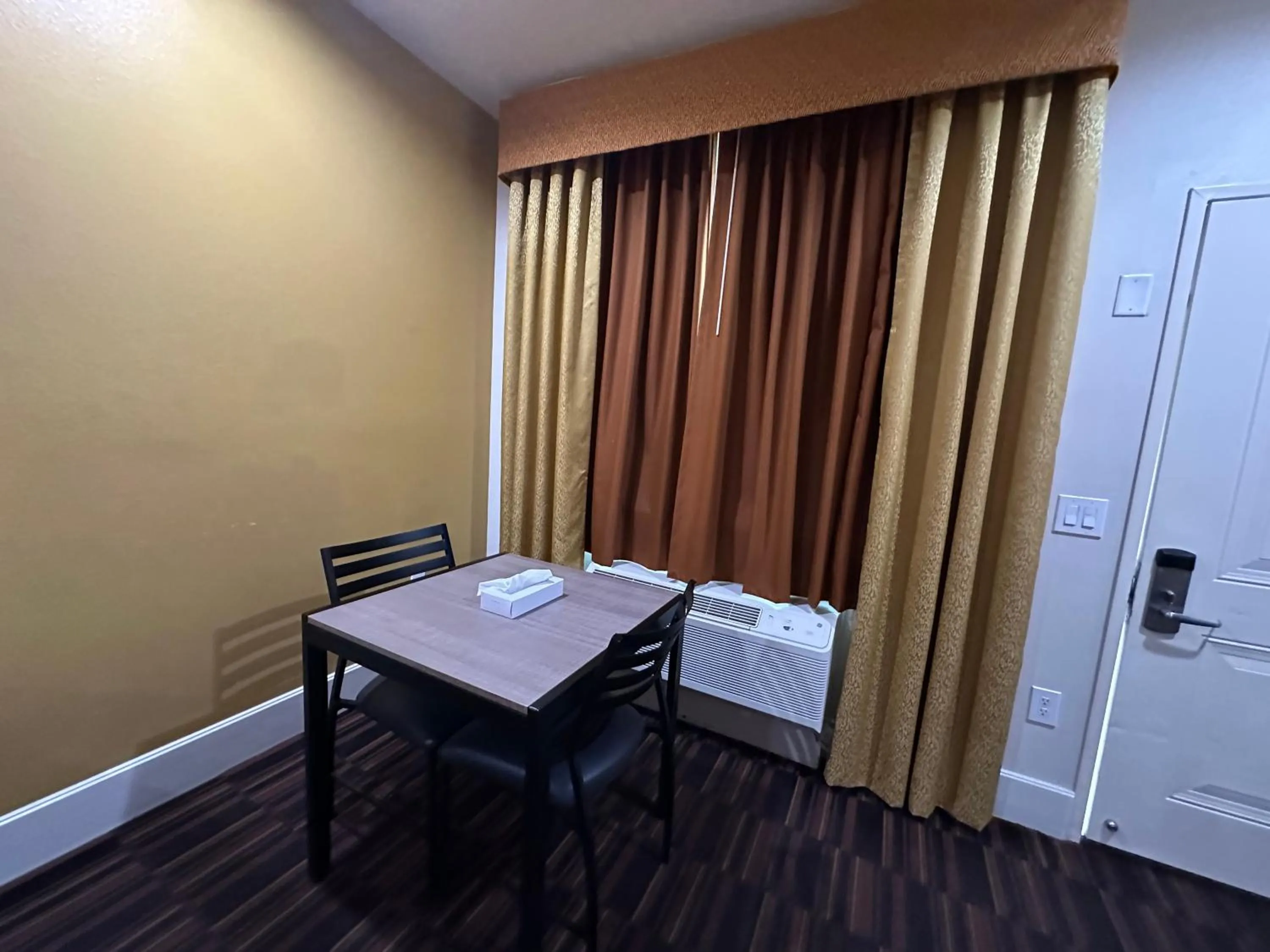 Bed in Scottish Inn and Suites