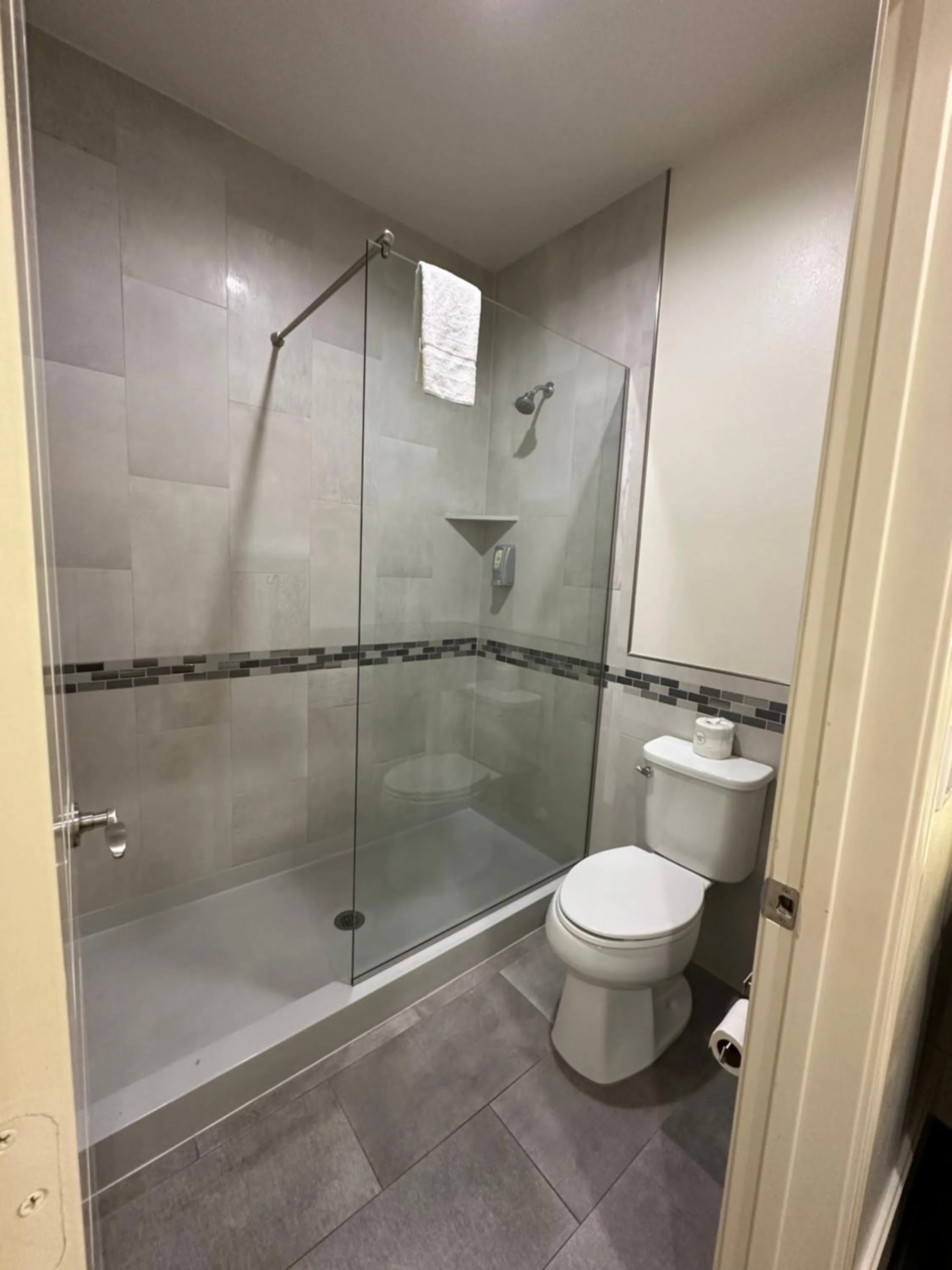 Scottish Inn and Suites