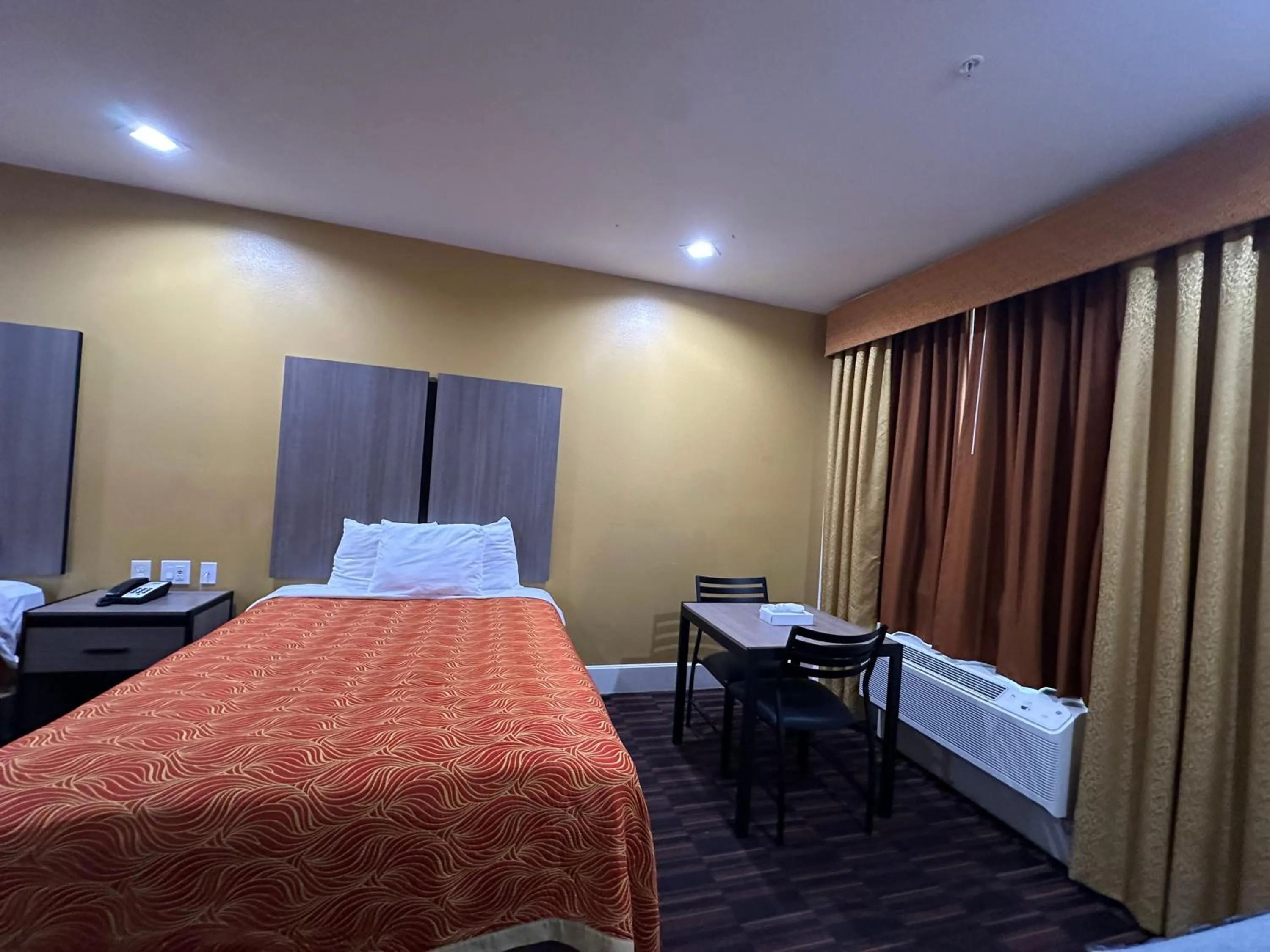 Bed in Scottish Inn and Suites