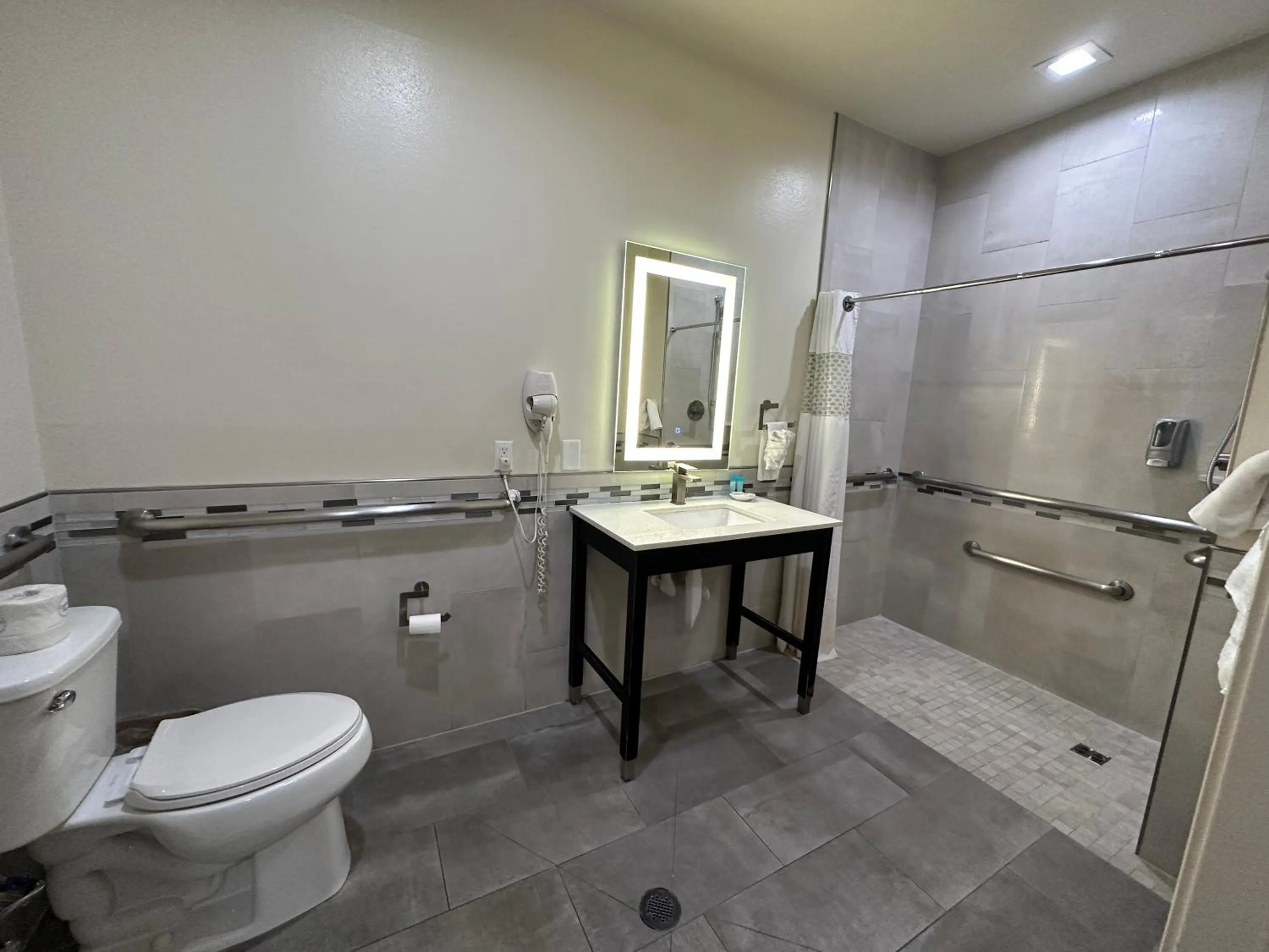 Scottish Inn and Suites