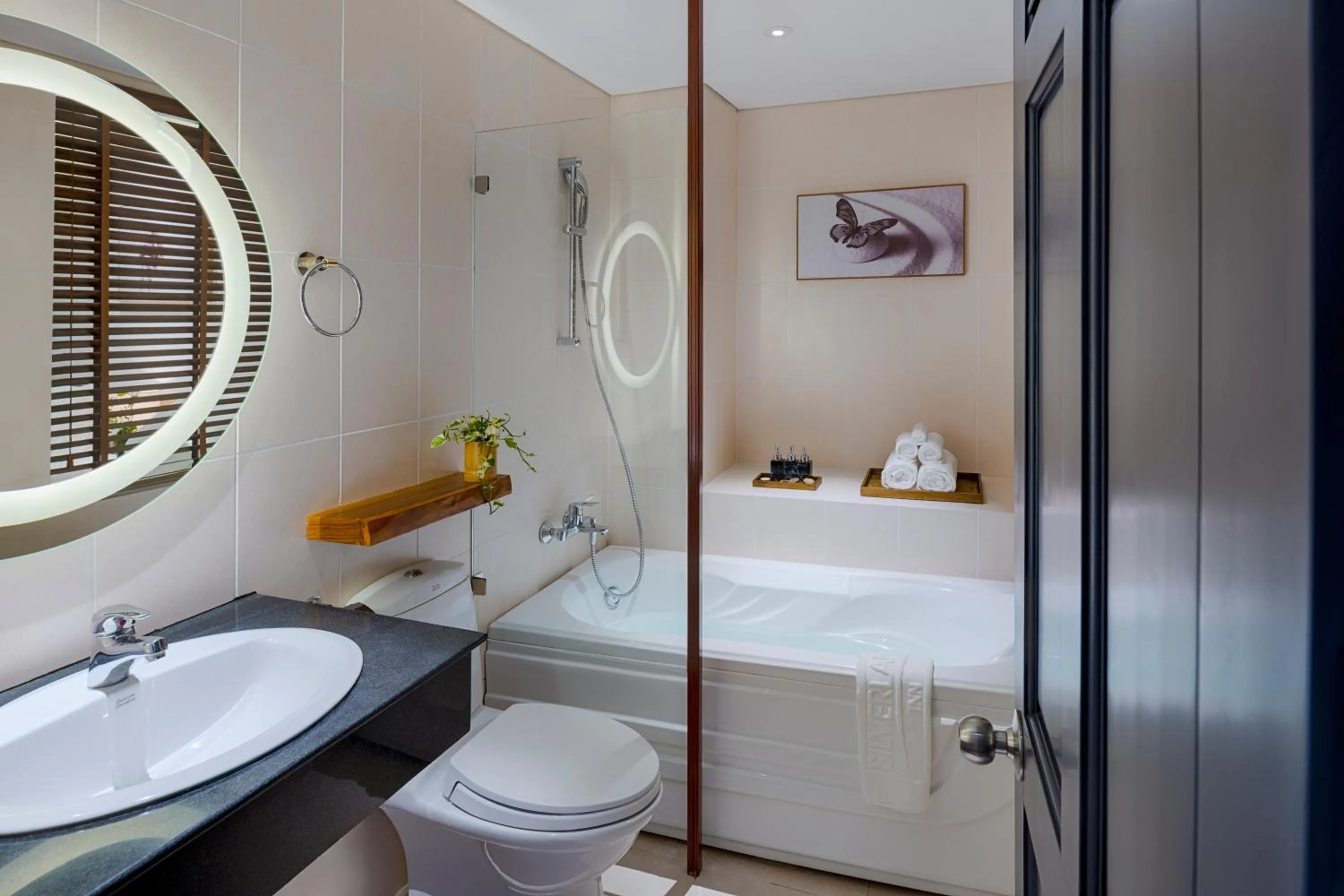 Toilet in Silverland Min Hotel