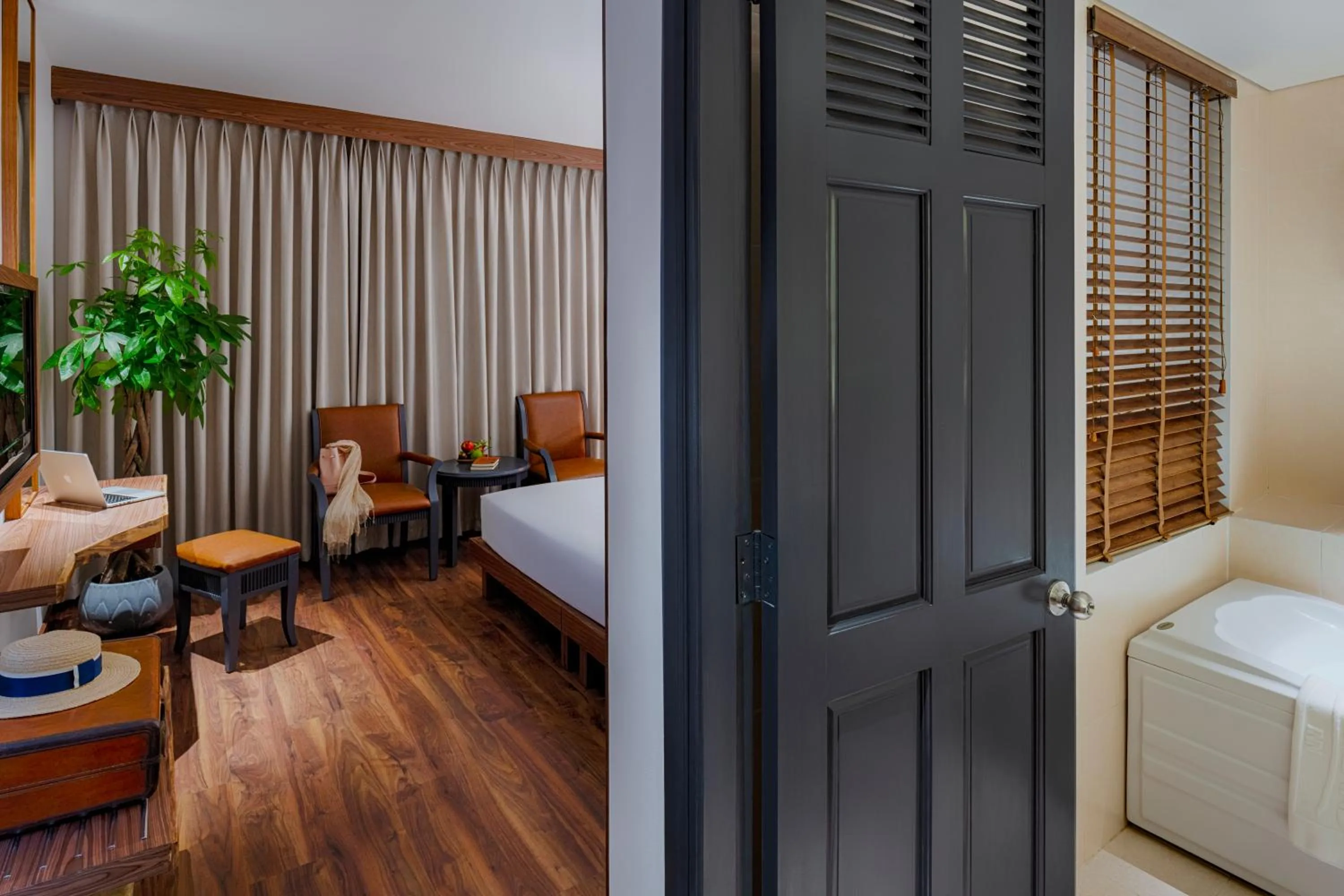 Bathroom, Bed in Silverland Min Hotel