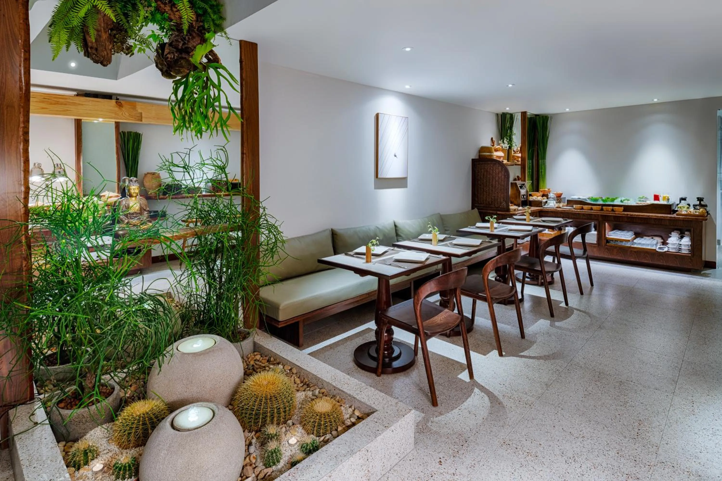 Restaurant/places to eat in Silverland Min Hotel