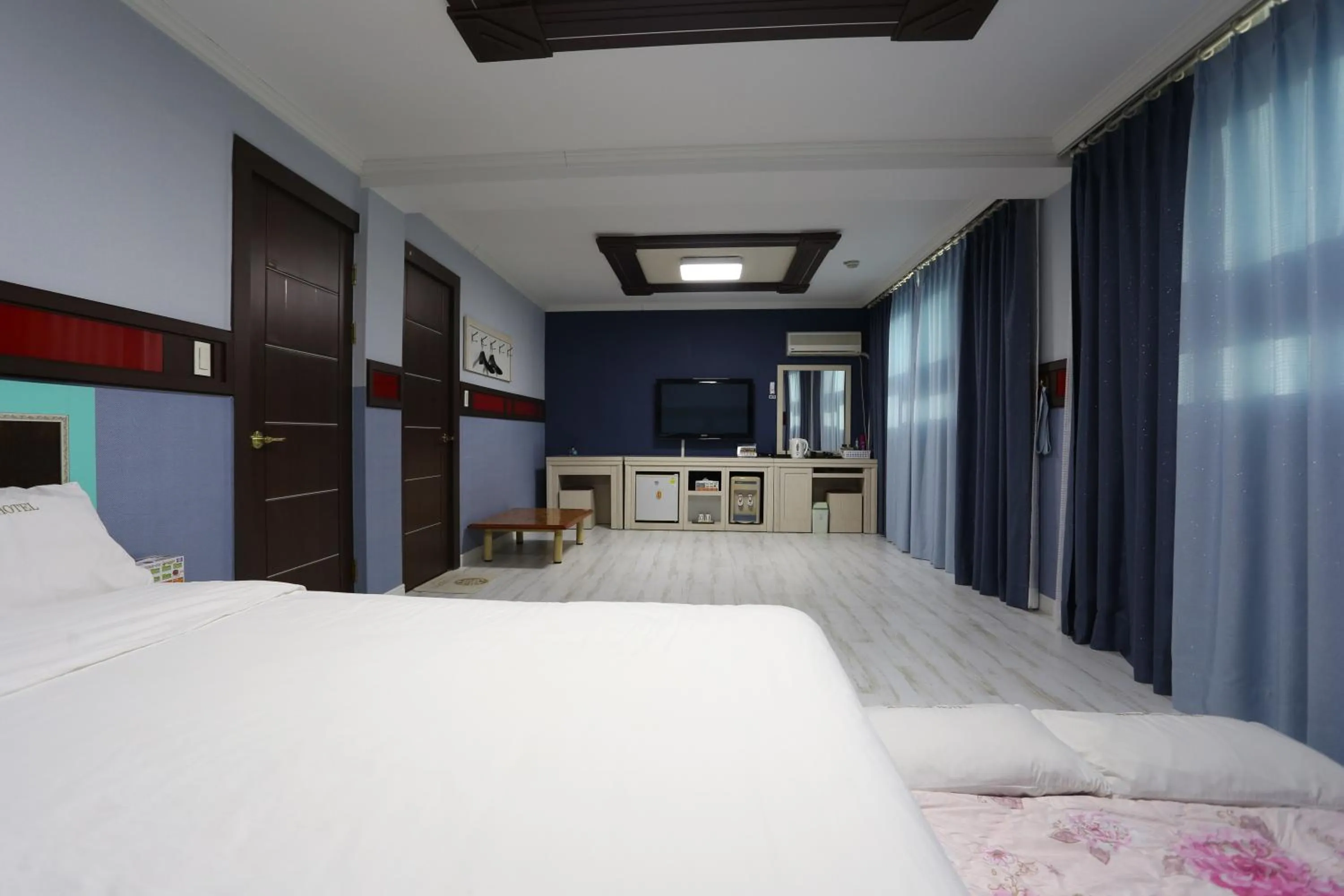 Bed in Paradaise Motel