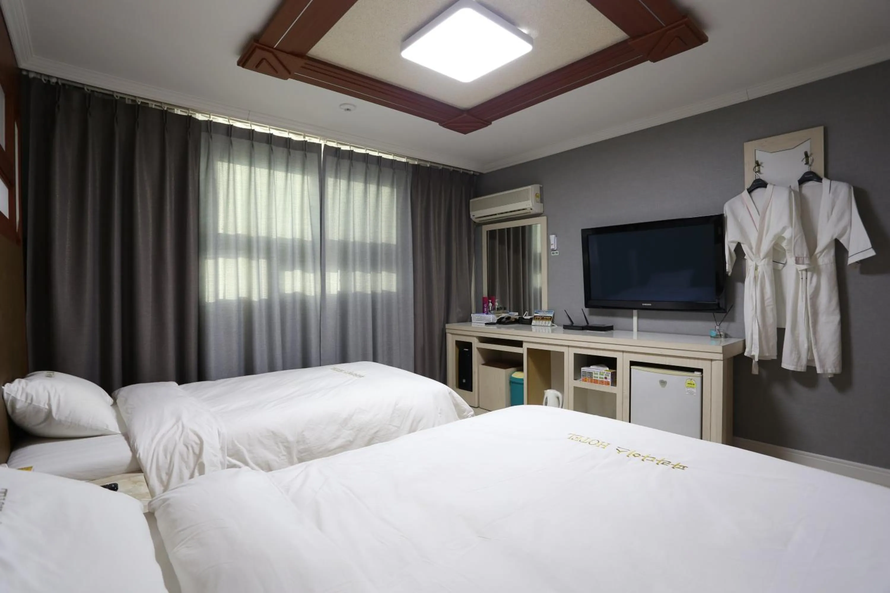 Bed in Paradaise Motel