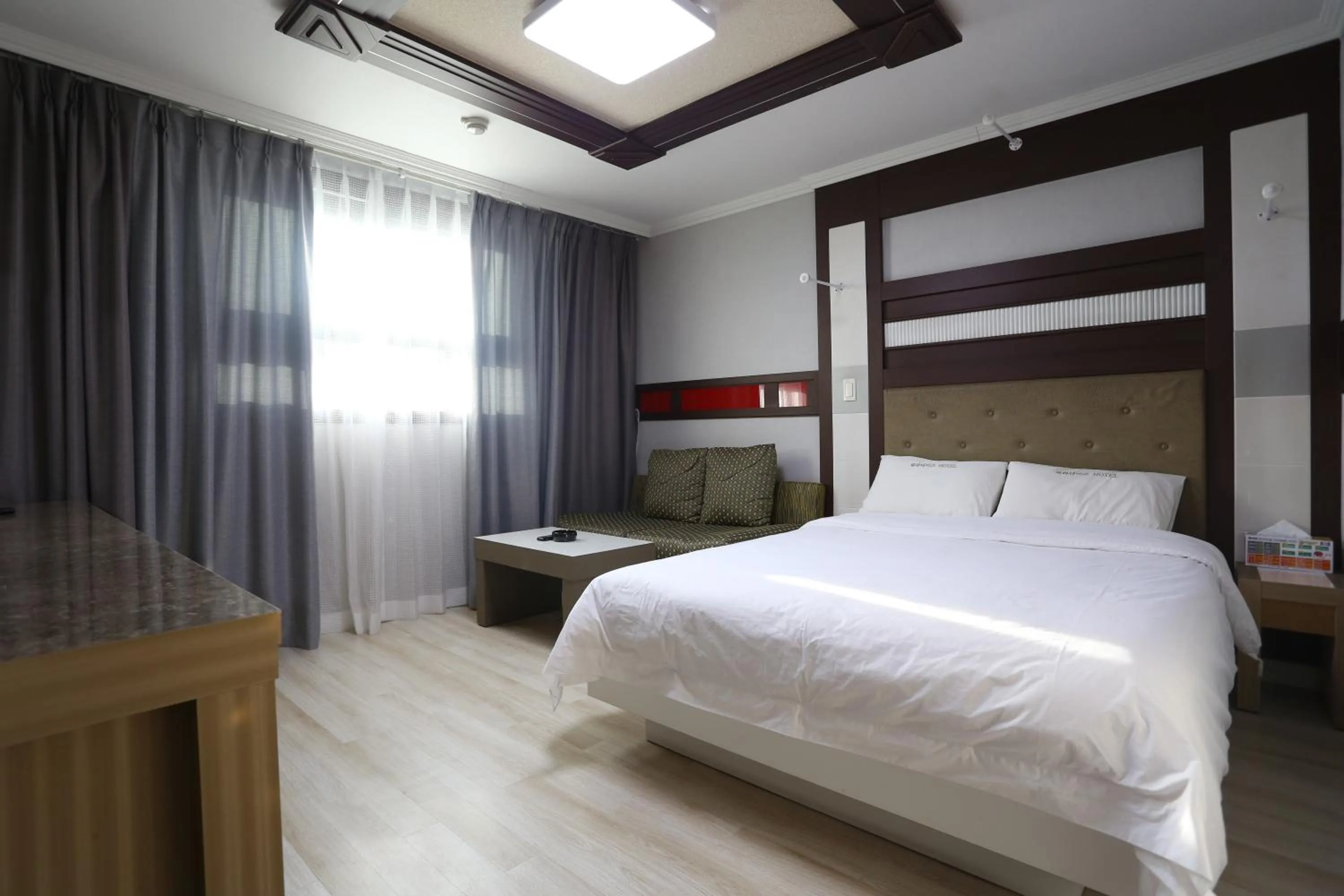 Bed in Paradaise Motel