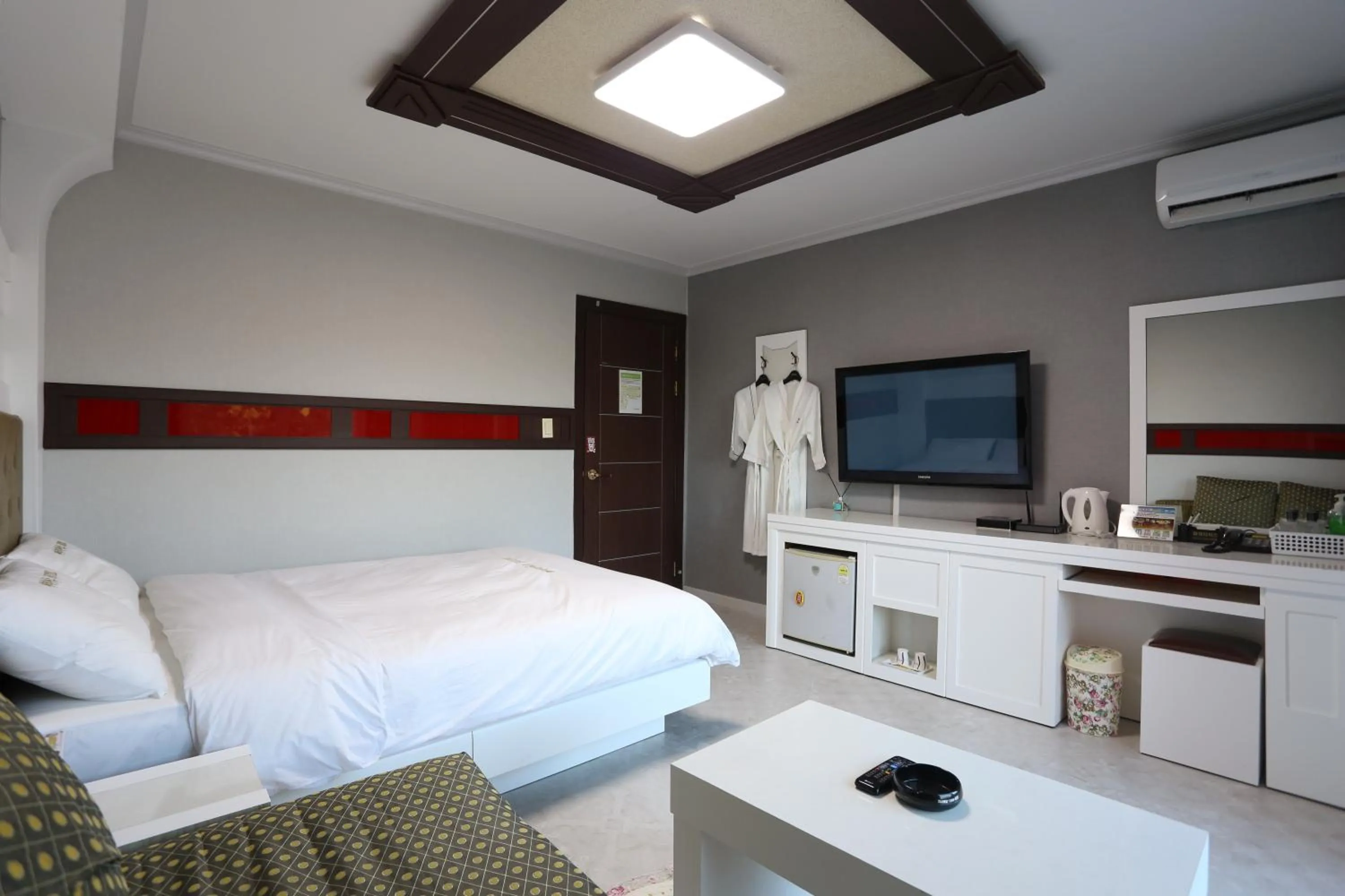 Bed in Paradaise Motel