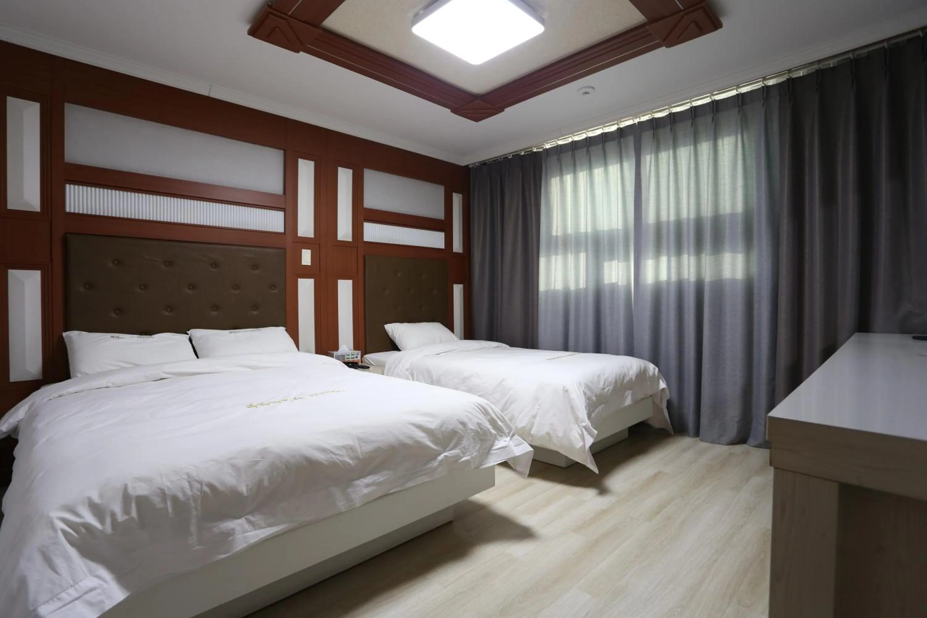 Bed in Paradaise Motel