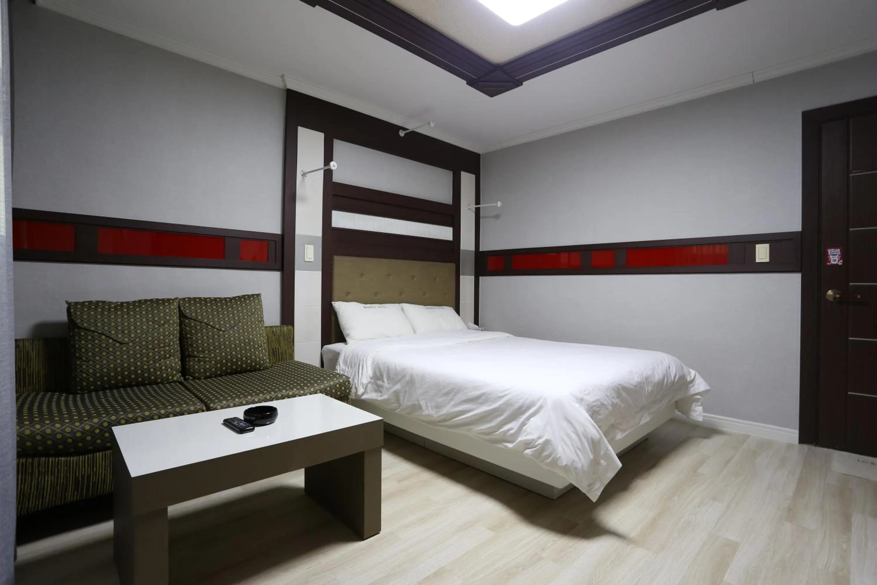 Bed in Paradaise Motel