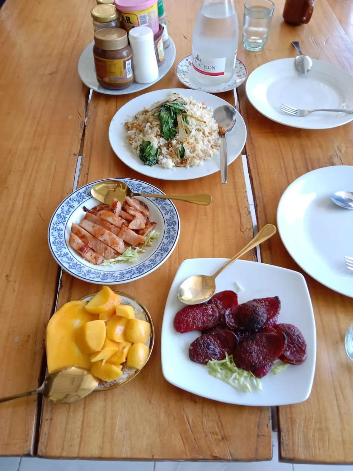 Food and drinks in Riverside at Aninuan Accommodation and Food