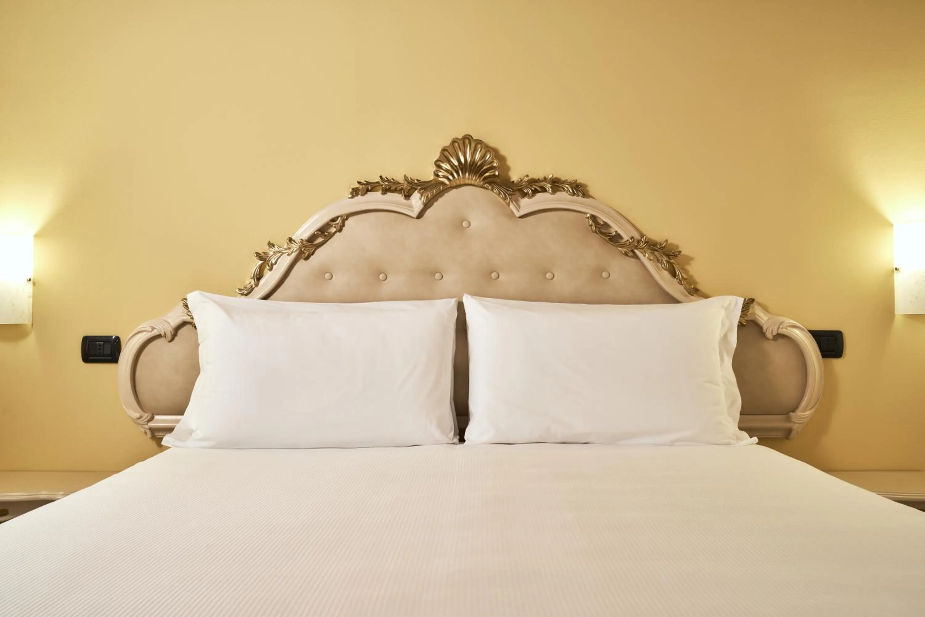 Shower, Bed in Albergo Antica Corte Marchesini