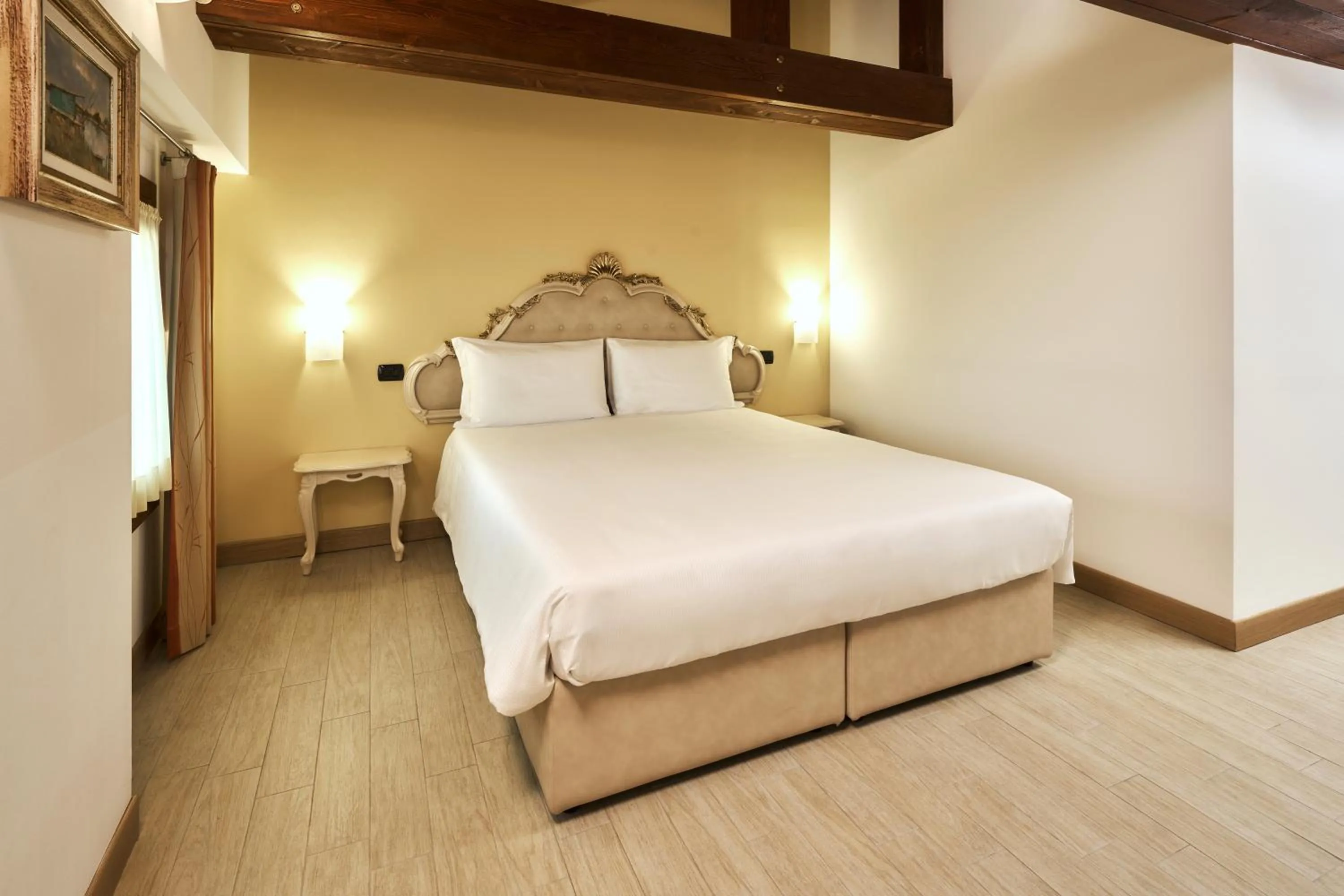 Shower, Bed in Albergo Antica Corte Marchesini