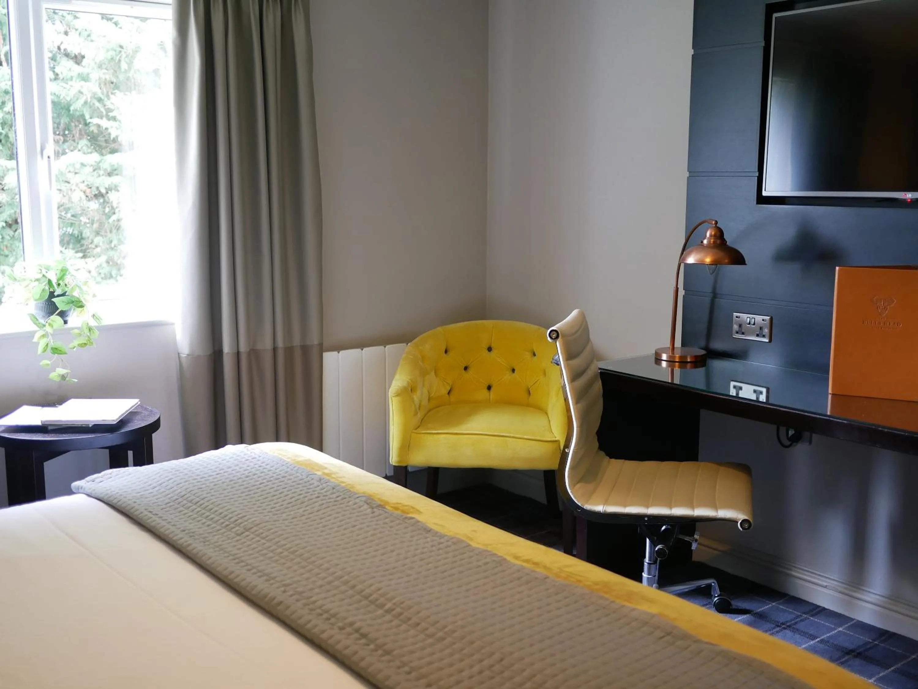 Seating area, Bed in The Bulls Head Hotel