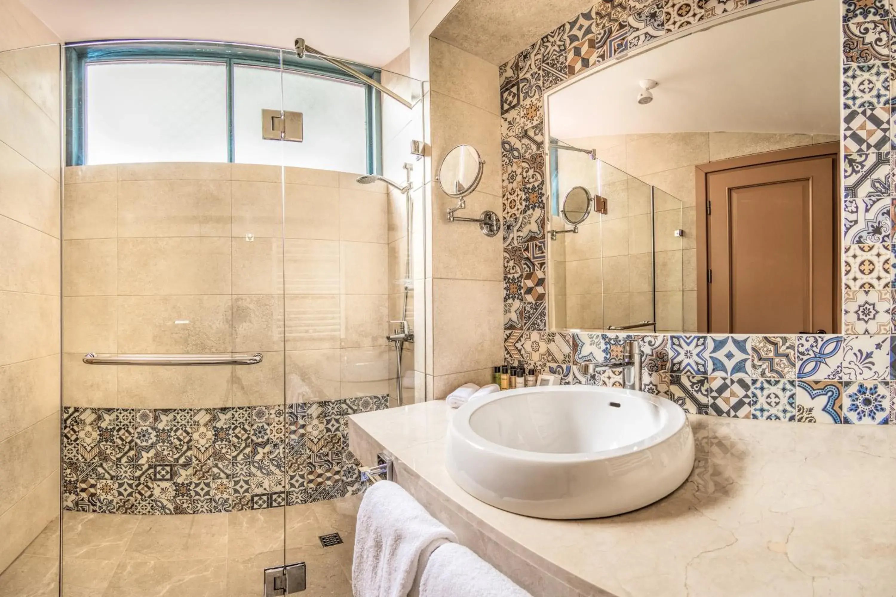 Standard Queen Room in Golden Tulip Borjomi Standard Queen Room in Golden Tulip Borjomi