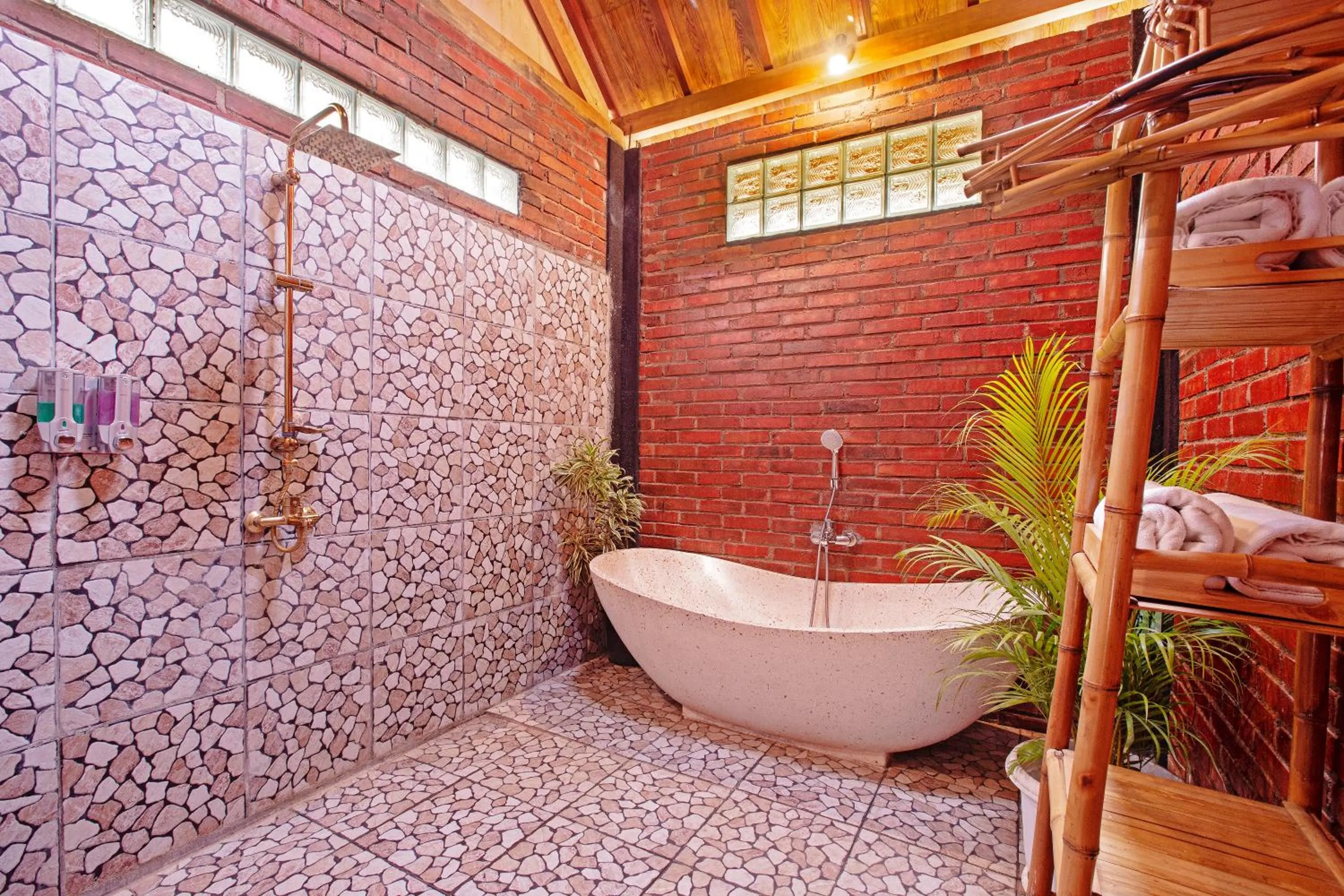 Shower in Rajaklana Resort and Spa