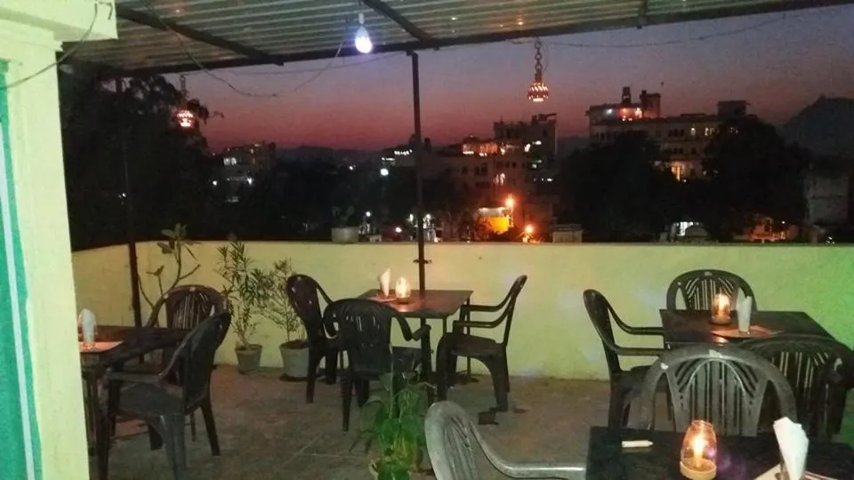 Restaurant/places to eat in Bagol Palace