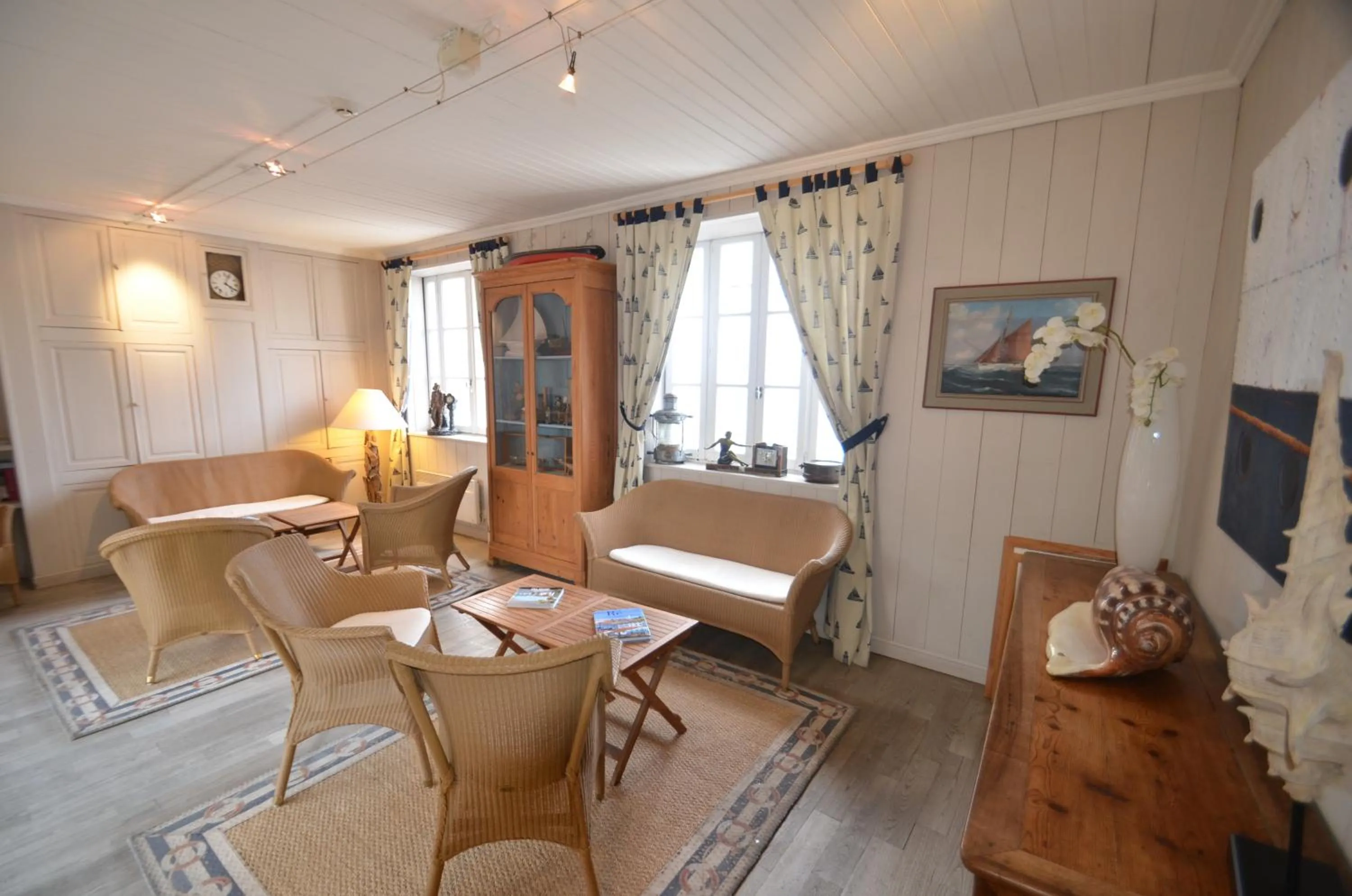 Communal lounge/ TV room in Hotel L'Océan