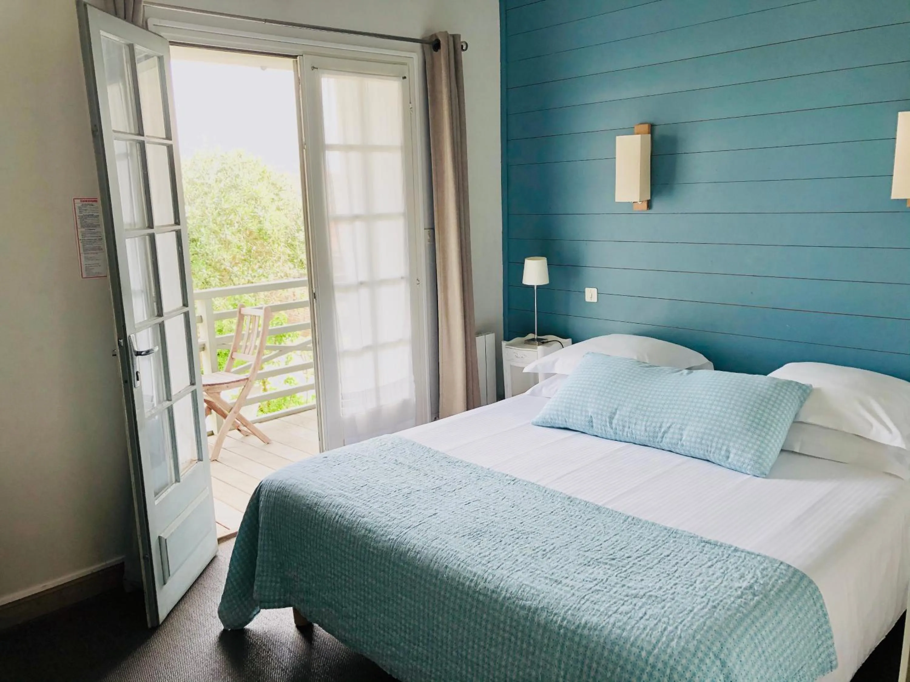 Property building, Bed in Hotel L'Océan