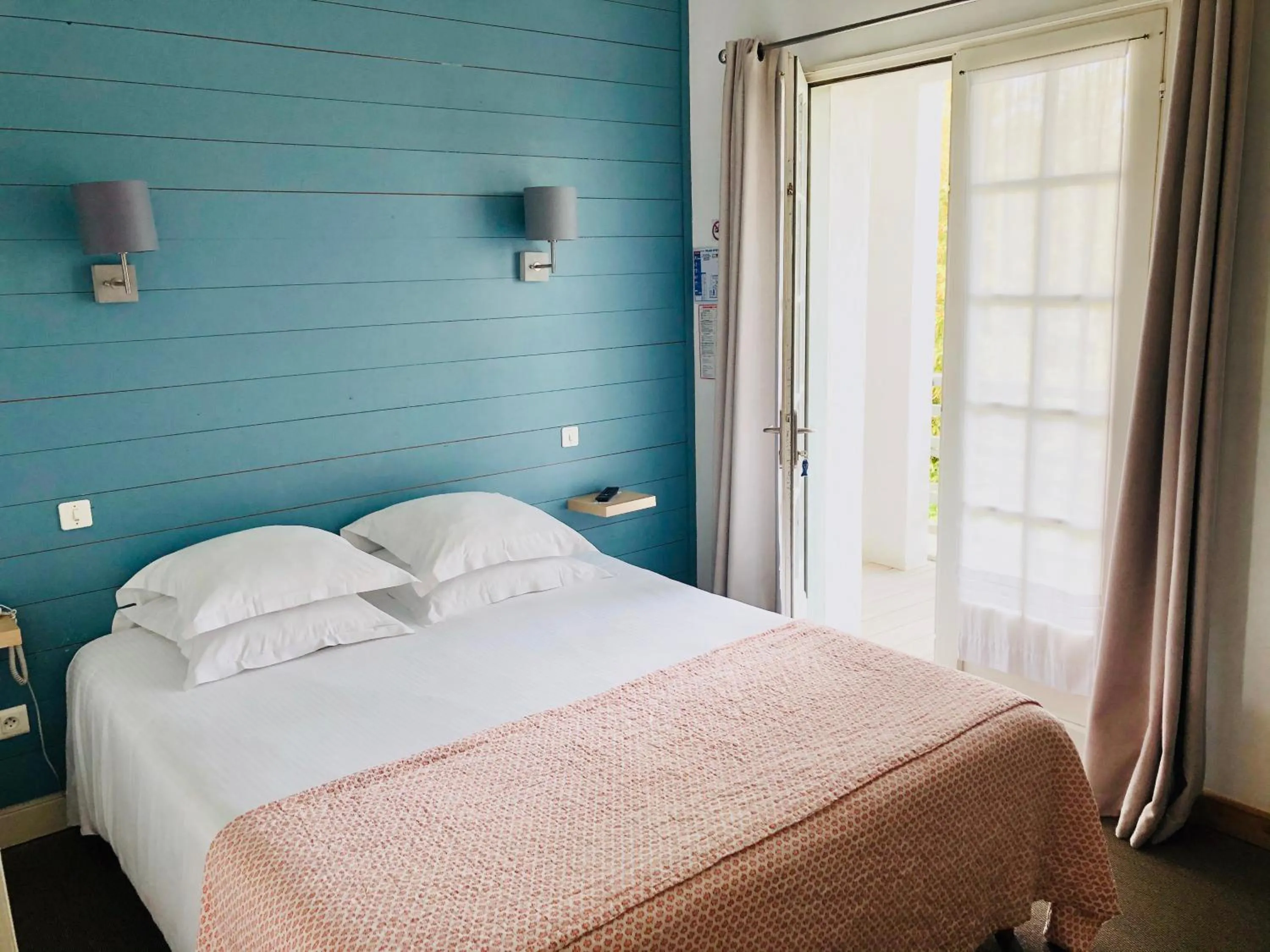 Property building, Bed in Hotel L'Océan