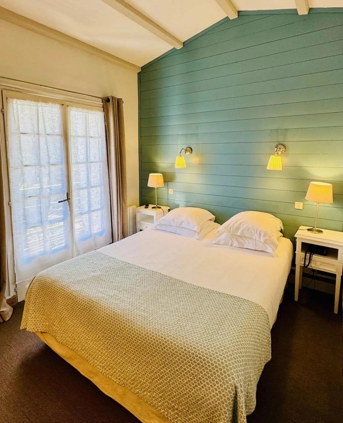 Property building, Bed in Hotel L'Océan