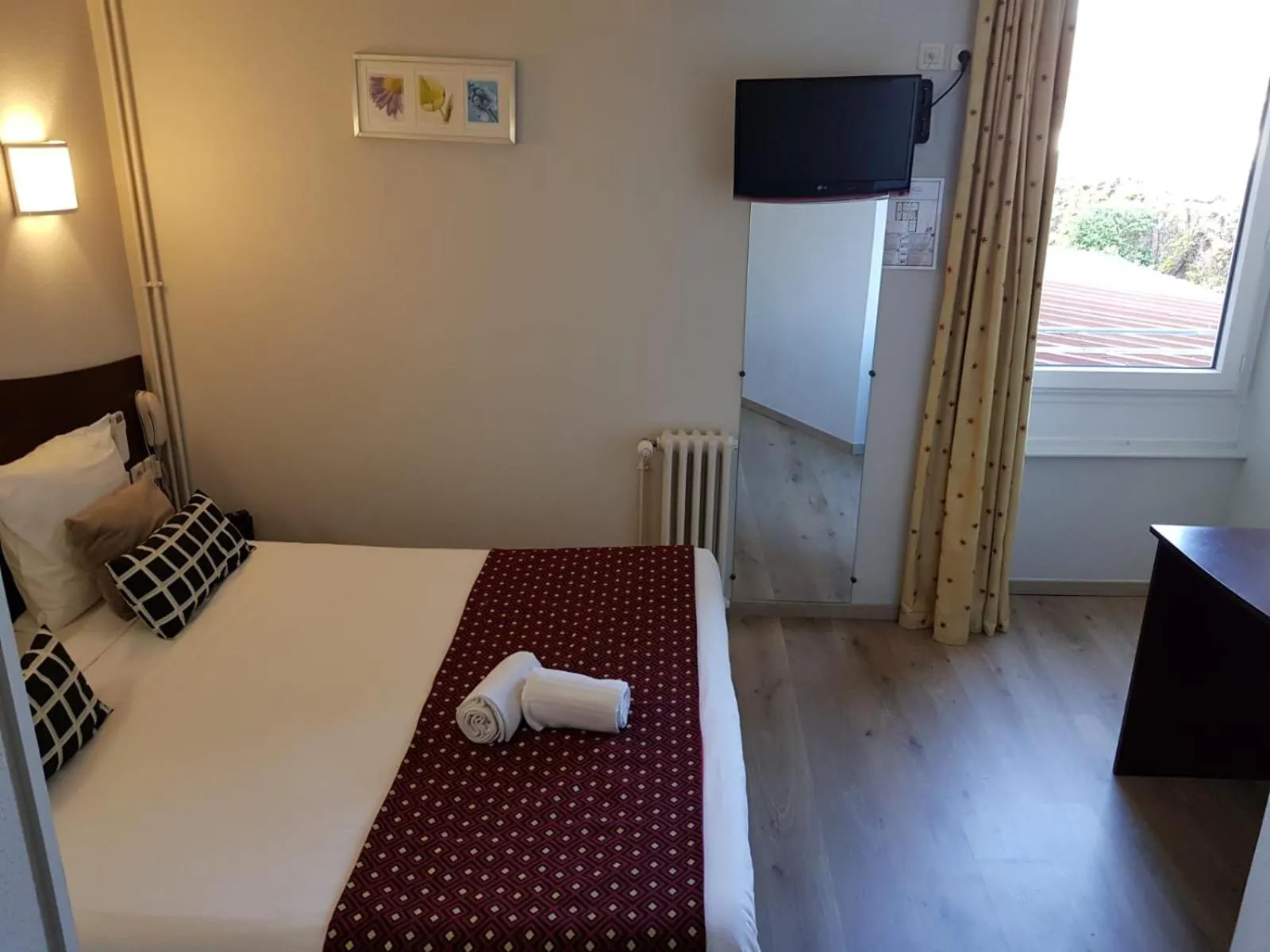 Bed in Hotel les Commercants