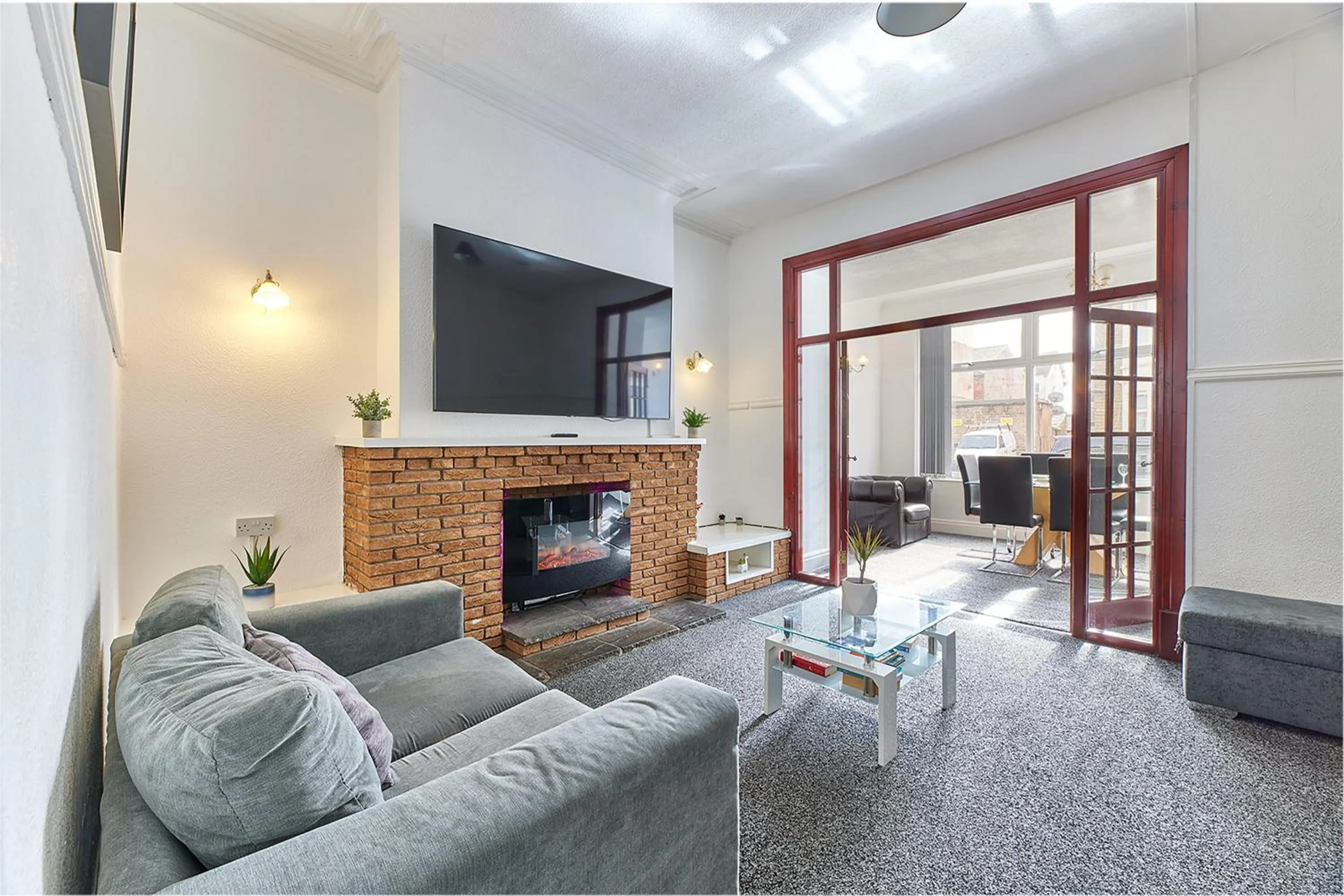 TV and multimedia in Pleasure Holiday Apartments