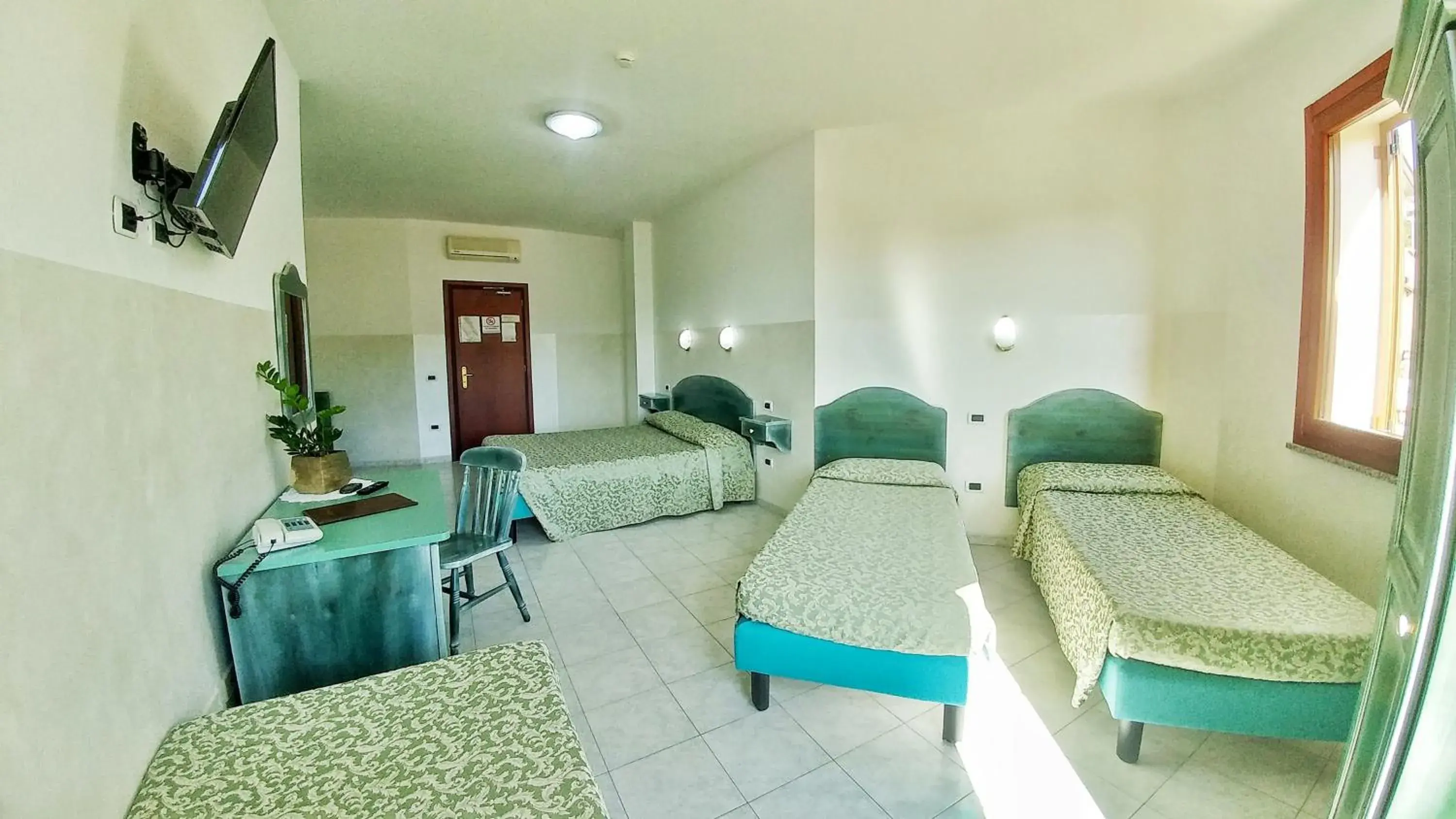 Quintuple Room with Garden View in Hotel Meridiana Quintuple Room with Garden View in Hotel Meridiana