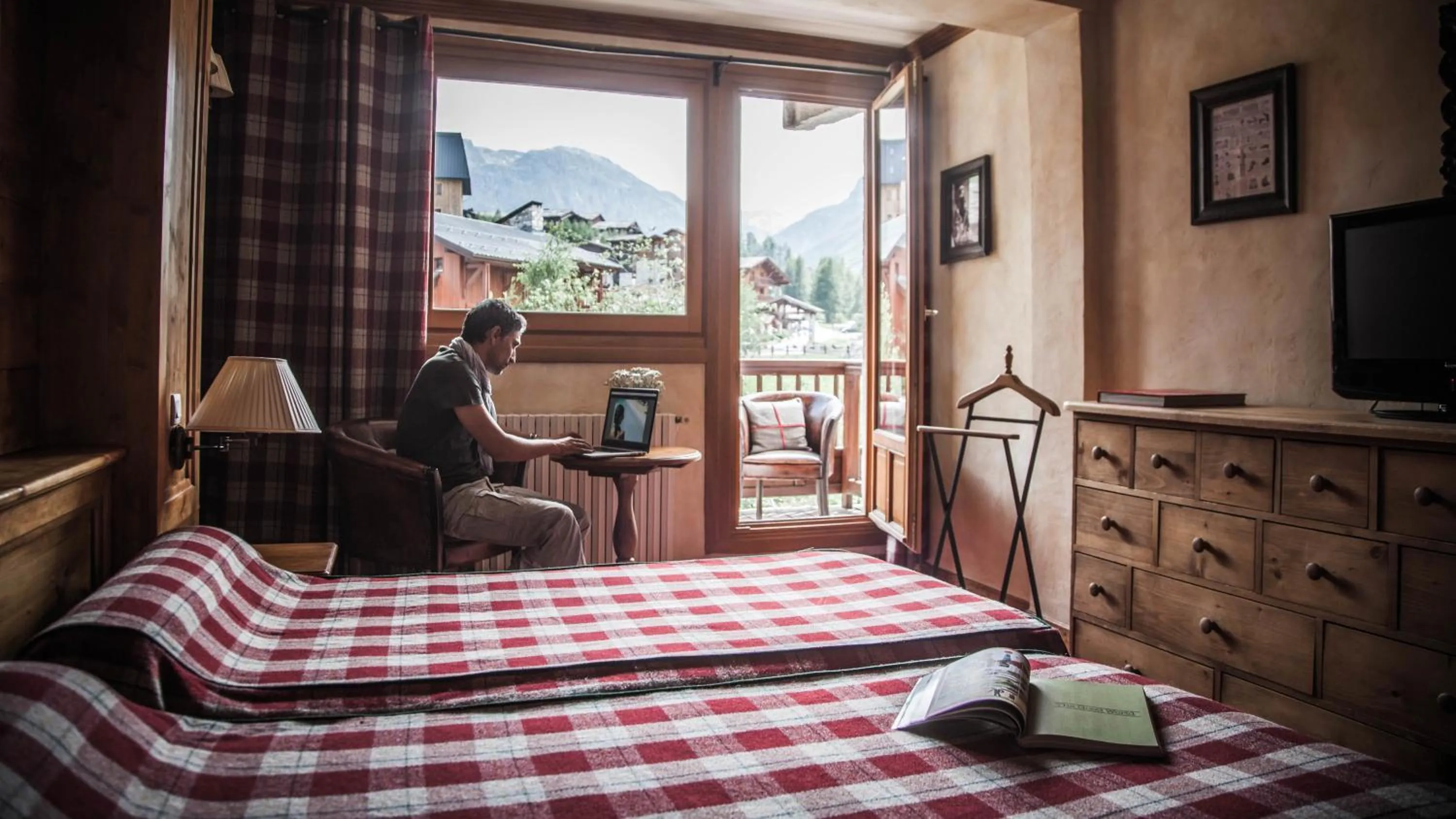 Day, Bed in Hotel Altitude