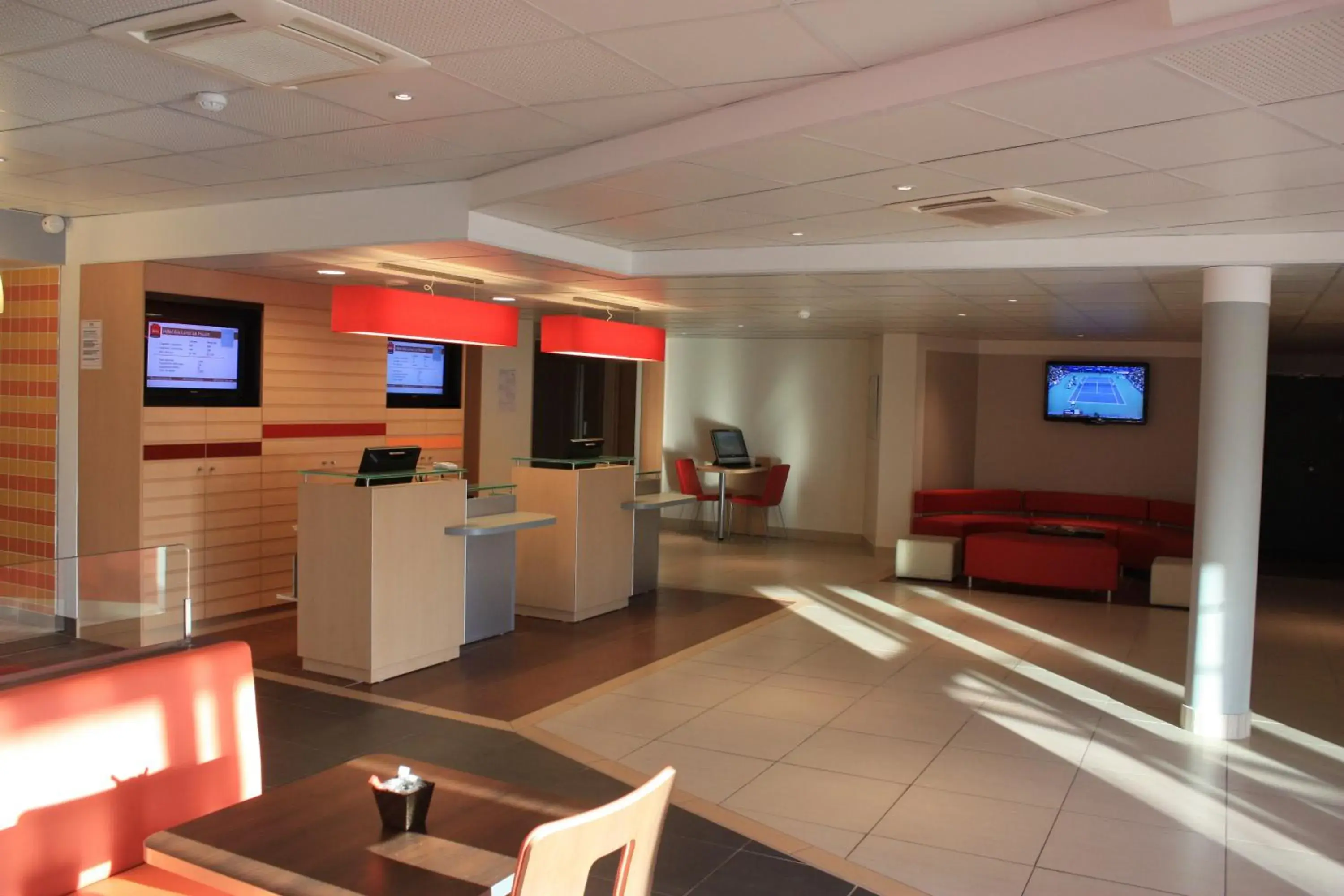 Lobby or reception in ibis Loriol Le Pouzin Lobby or reception in ibis Loriol Le Pouzin