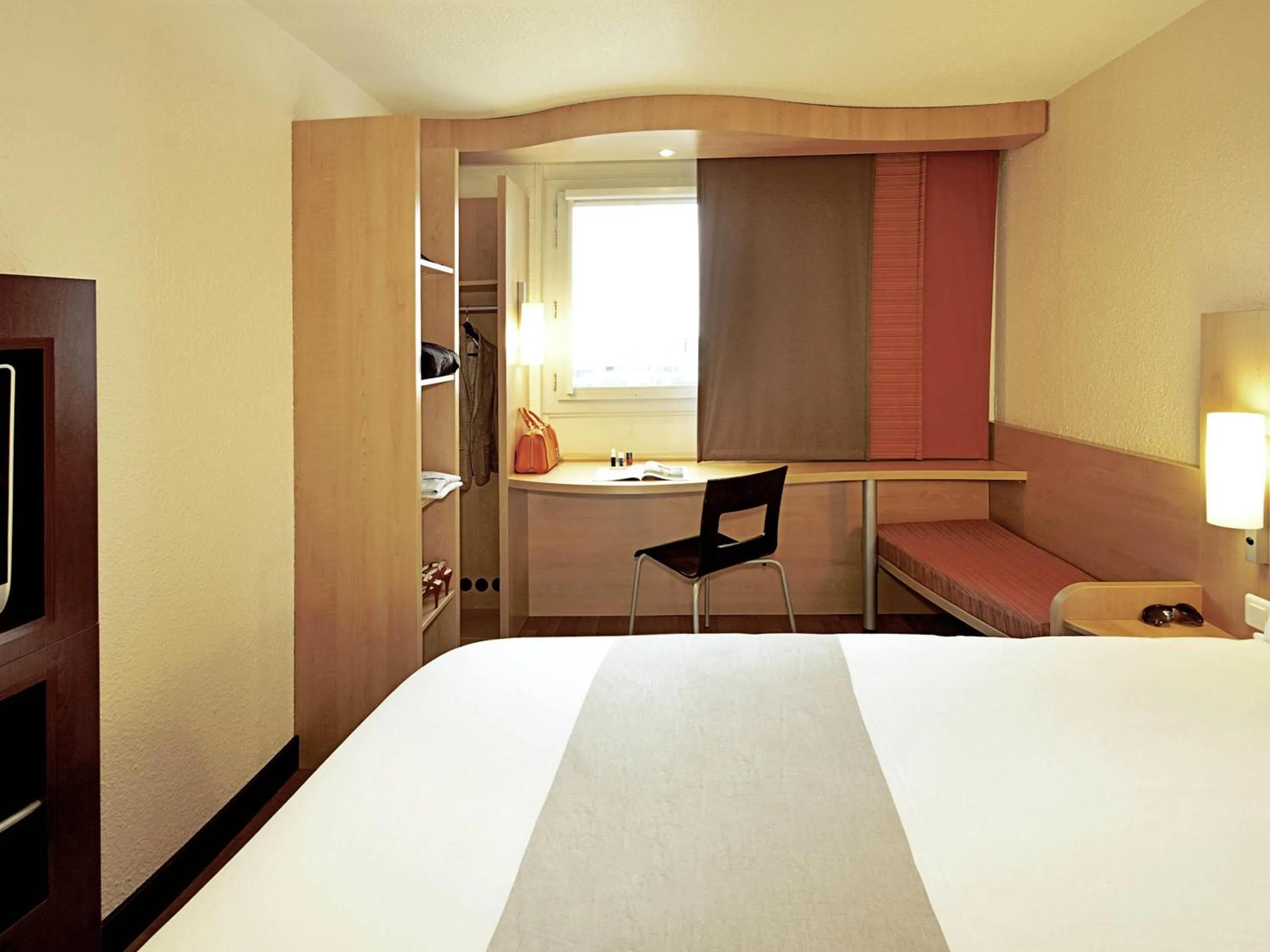 Bedroom, Bed in ibis Loriol Le Pouzin
