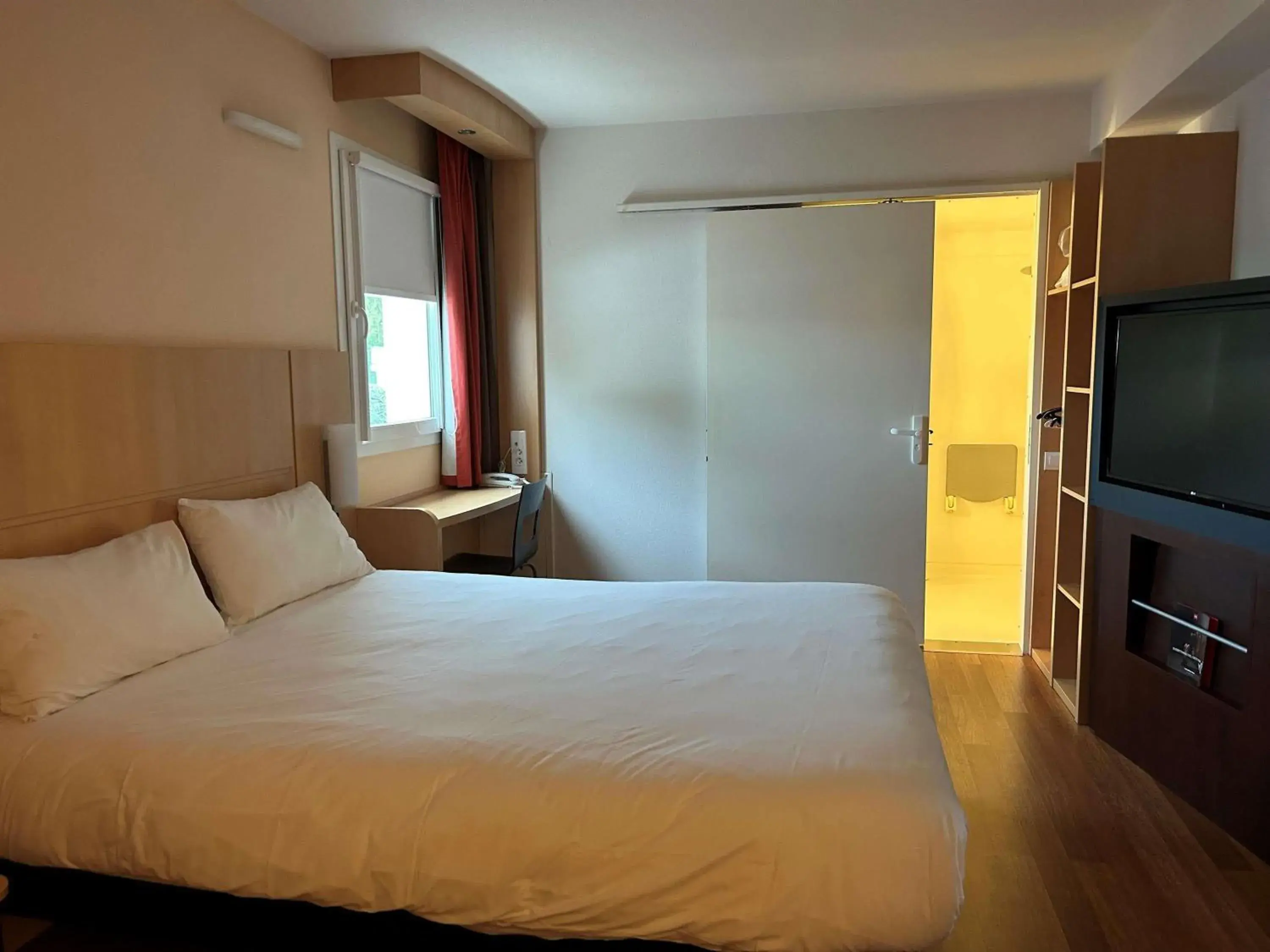 Bedroom, Bed in ibis Loriol Le Pouzin Bedroom, Bed in ibis Loriol Le Pouzin