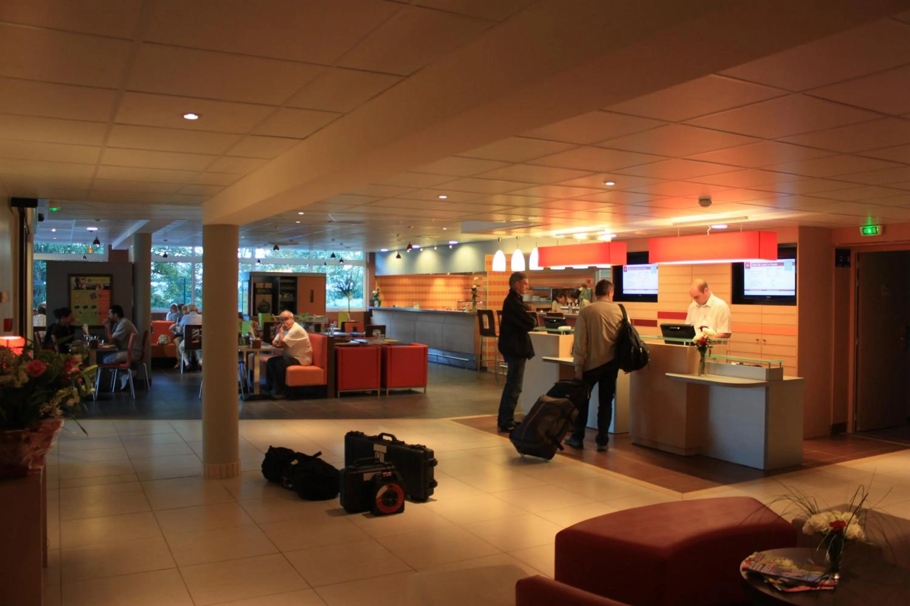 Lobby or reception in ibis Loriol Le Pouzin