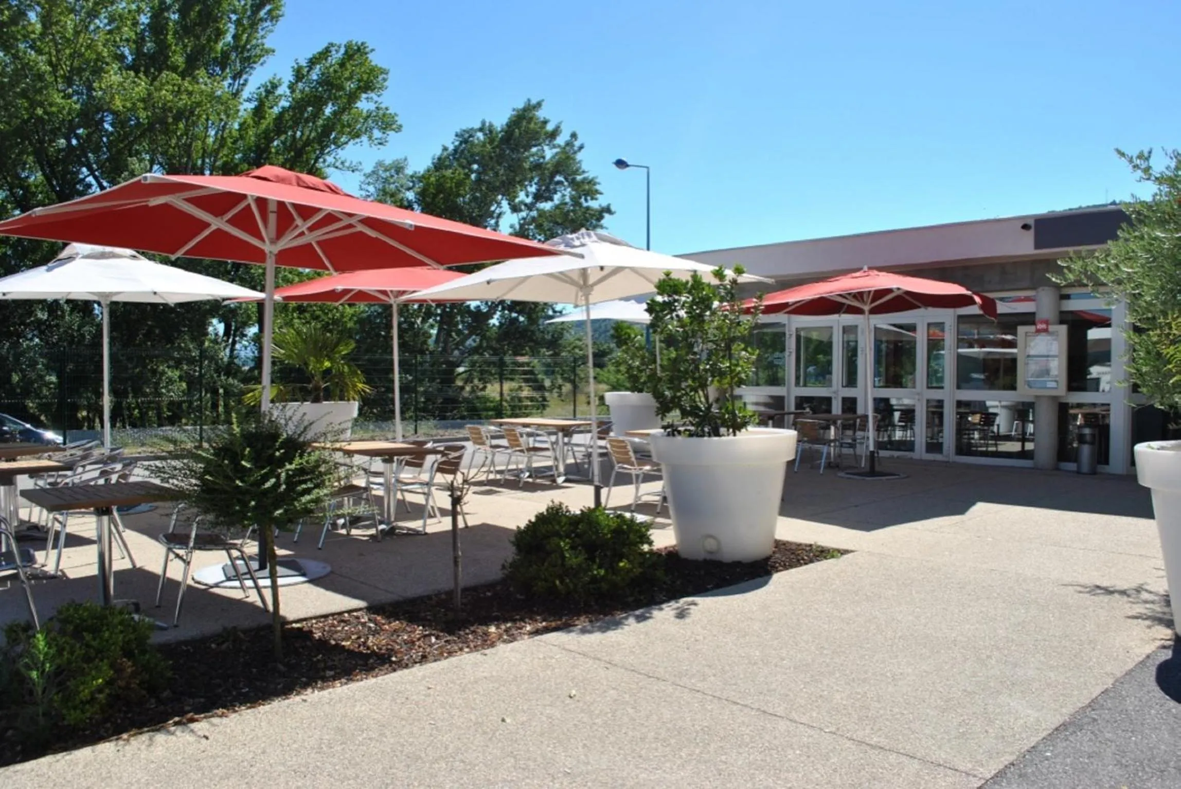 Patio in ibis Loriol Le Pouzin
