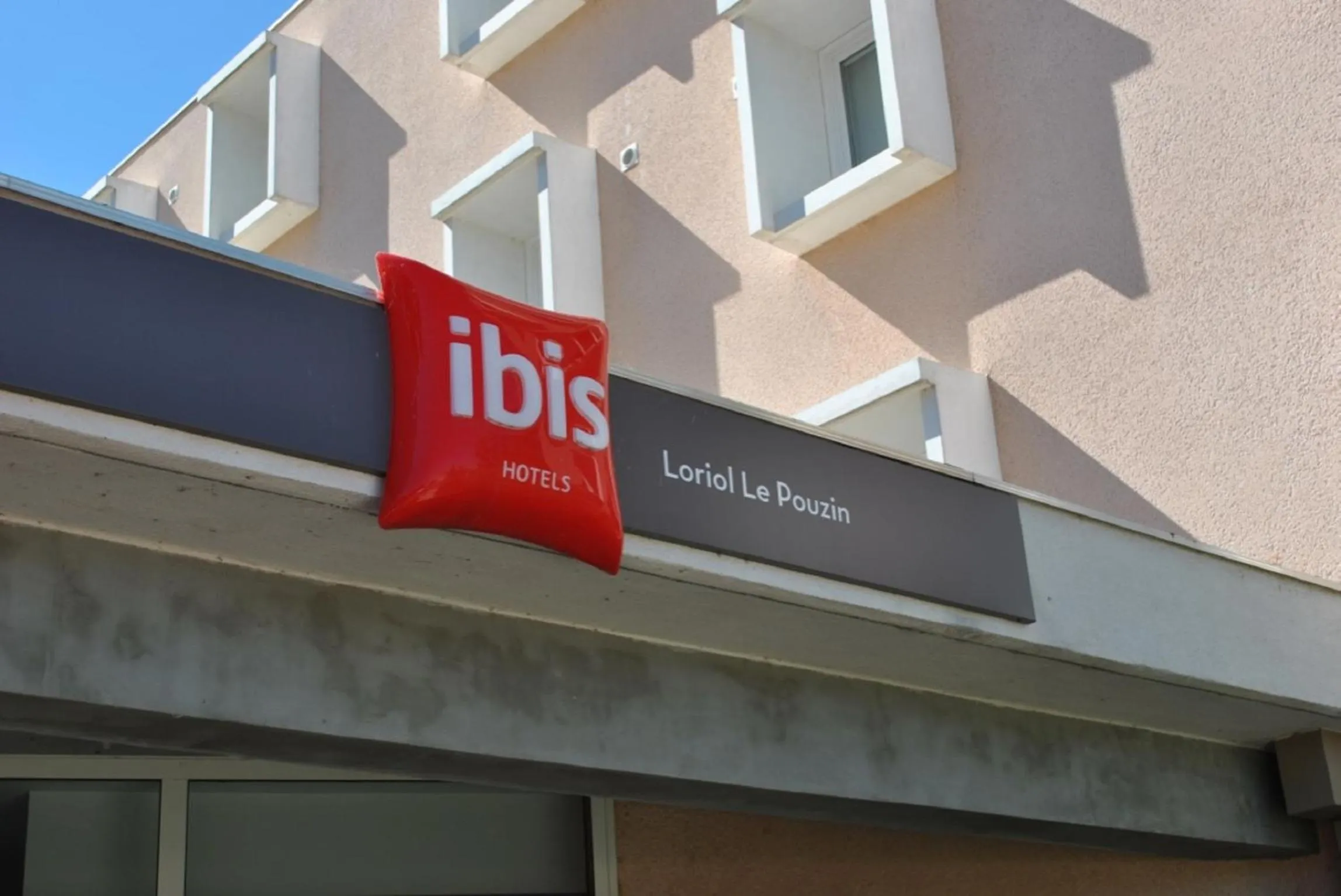 Property logo or sign in ibis Loriol Le Pouzin