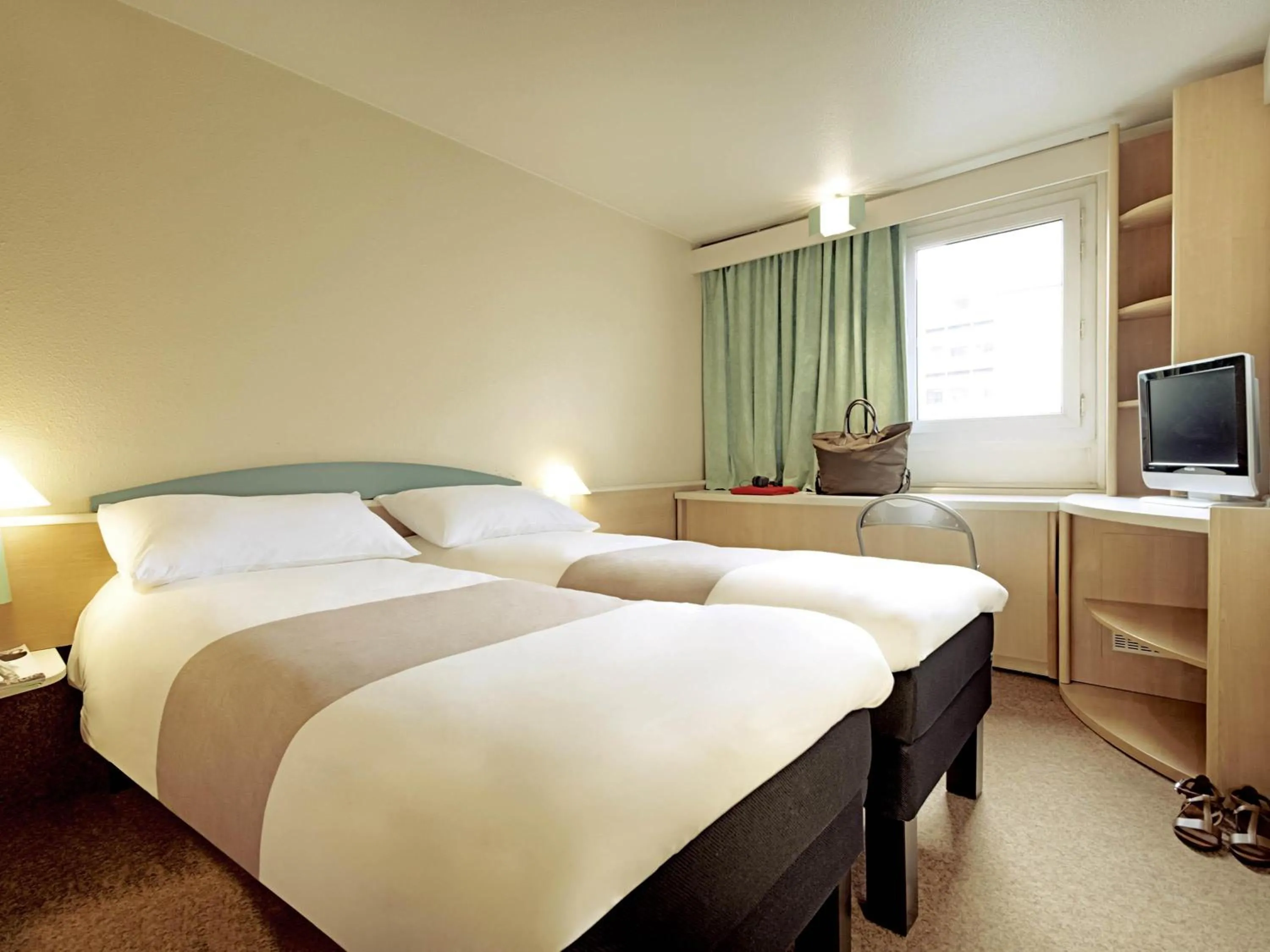 Bedroom, Bed in ibis Loriol Le Pouzin