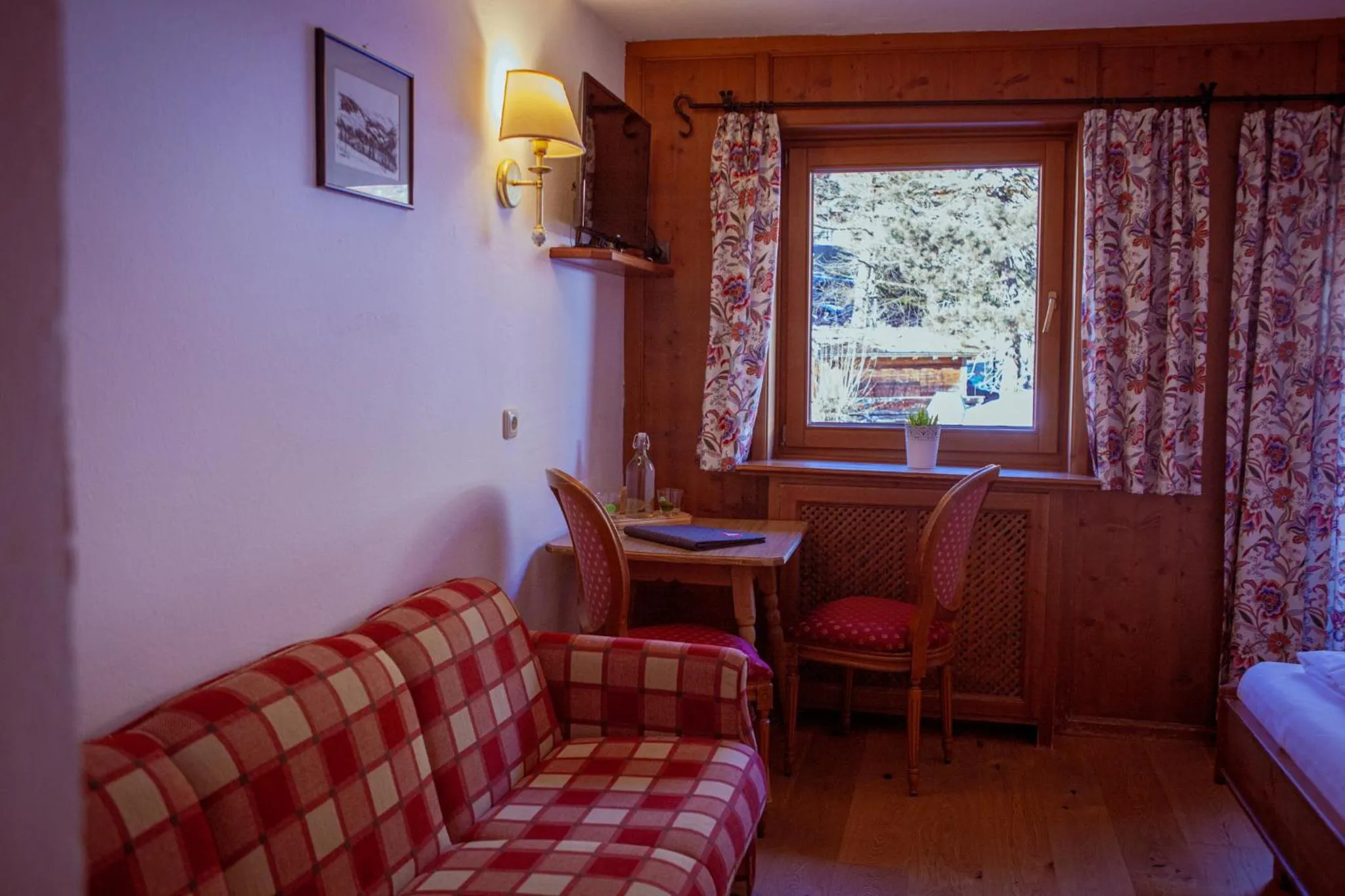 Seating area, Bed in Hotel Zur Post