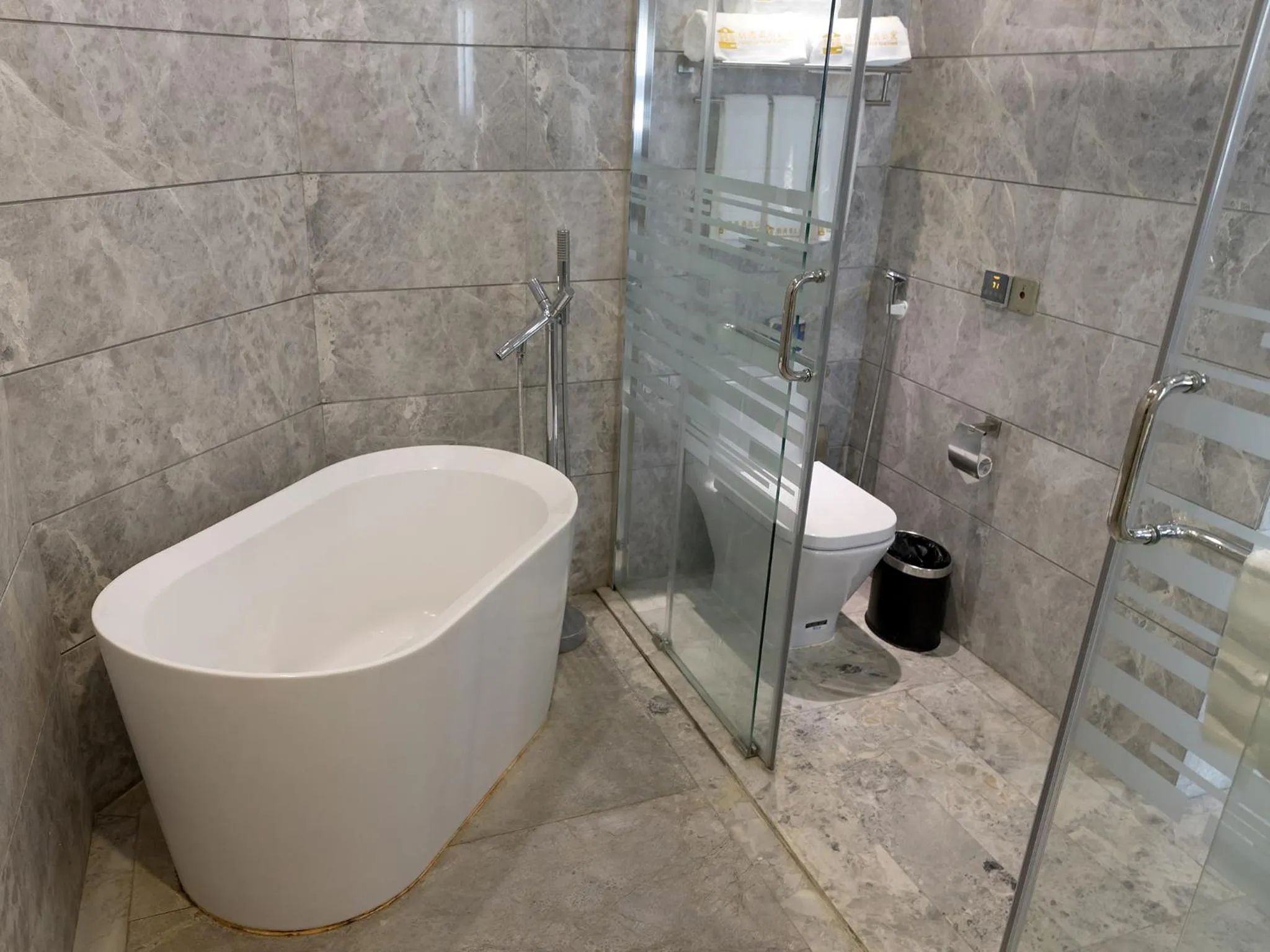 Shower in Boman Holiday Apartment Beijing Road Jie Deng Du Hui Branch