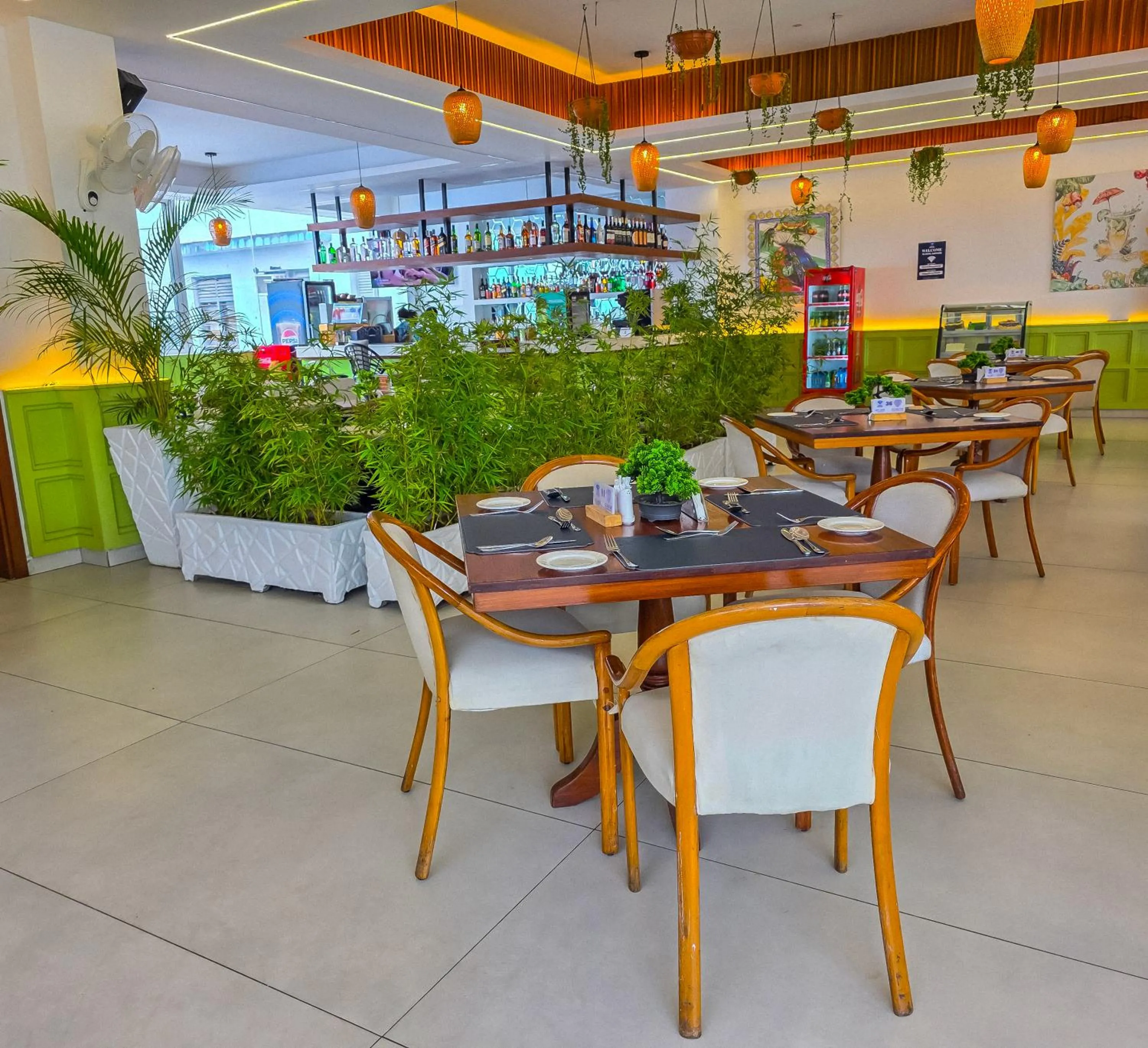 Restaurant/places to eat in Hotel Sapphire