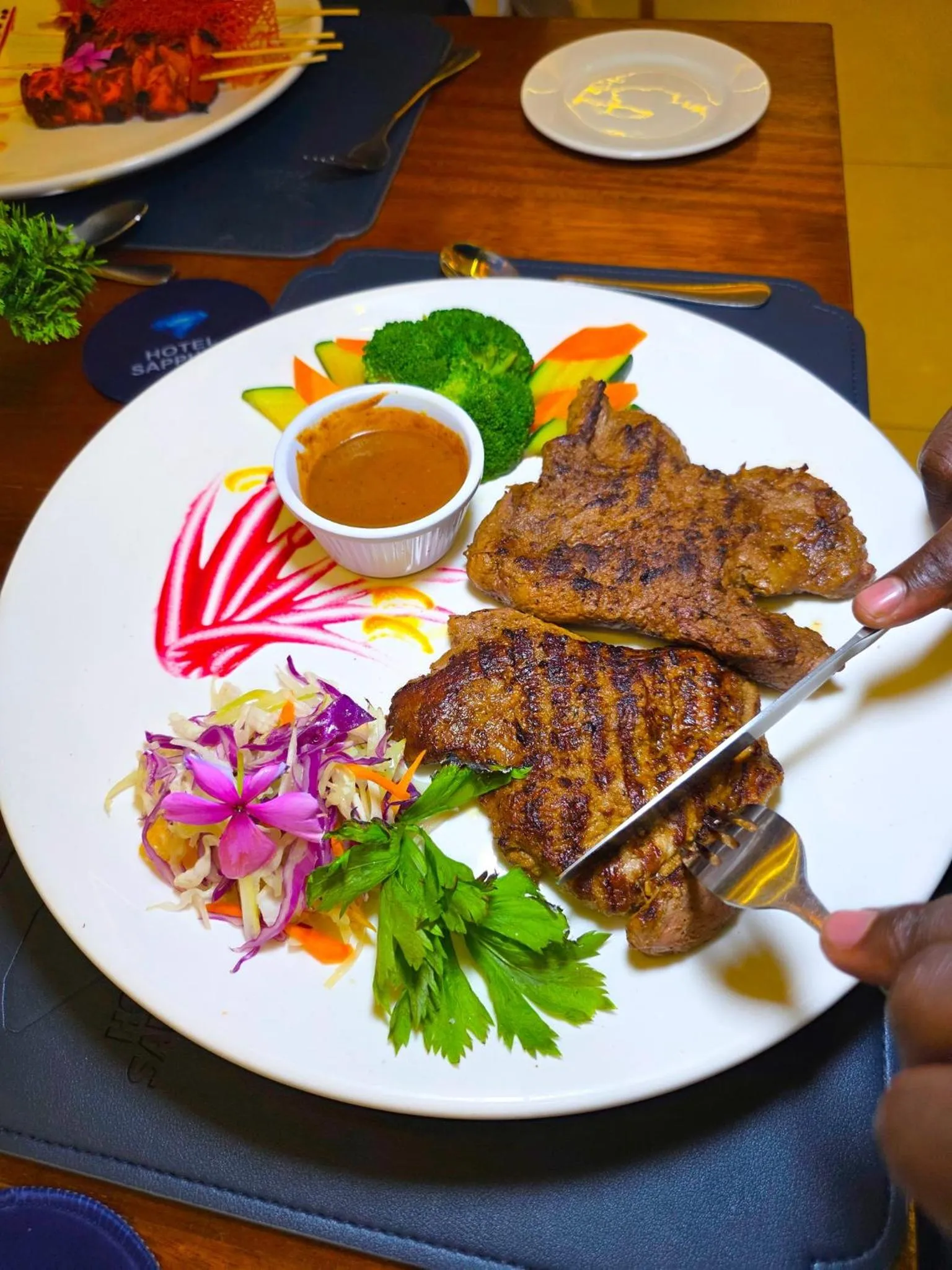 Restaurant/places to eat in Hotel Sapphire